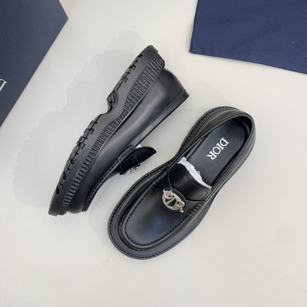 Precio de venta: P230 Marca comercial: Dio* Zapatos de cueroTalla: 39-44(45.46 disponible)Material: 