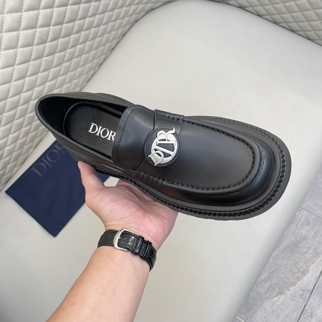 Precio de venta: P230 Marca comercial: Dio* Zapatos de cueroTalla: 39-44(45.46 disponible)Material: 