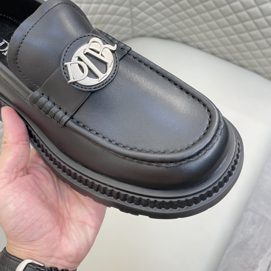 Precio de venta: P230 Marca comercial: Dio* Zapatos de cueroTalla: 39-44(45.46 disponible)Material: 