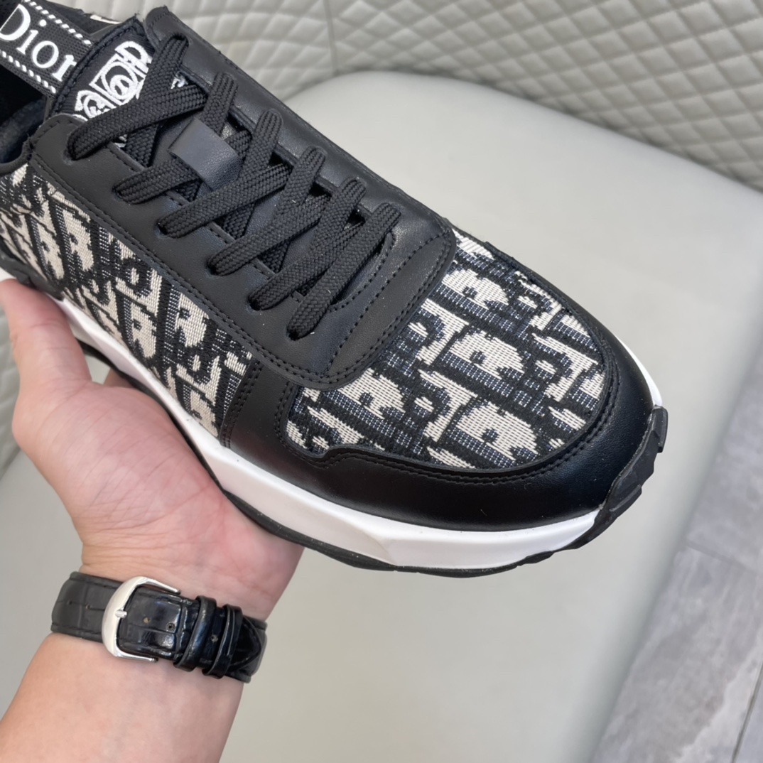 Precio de venta: P200 Marca comercial: Dio* Low Top SneakersTalla: 39-44(se puede personalizar hasta
