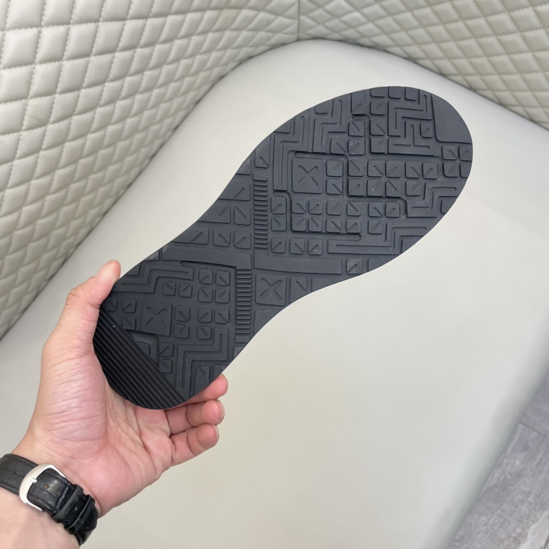 Precio de venta: P180Marca: Fend* zapatillas de caña bajaTalla: 38-44(se puede personalizar hasta 45