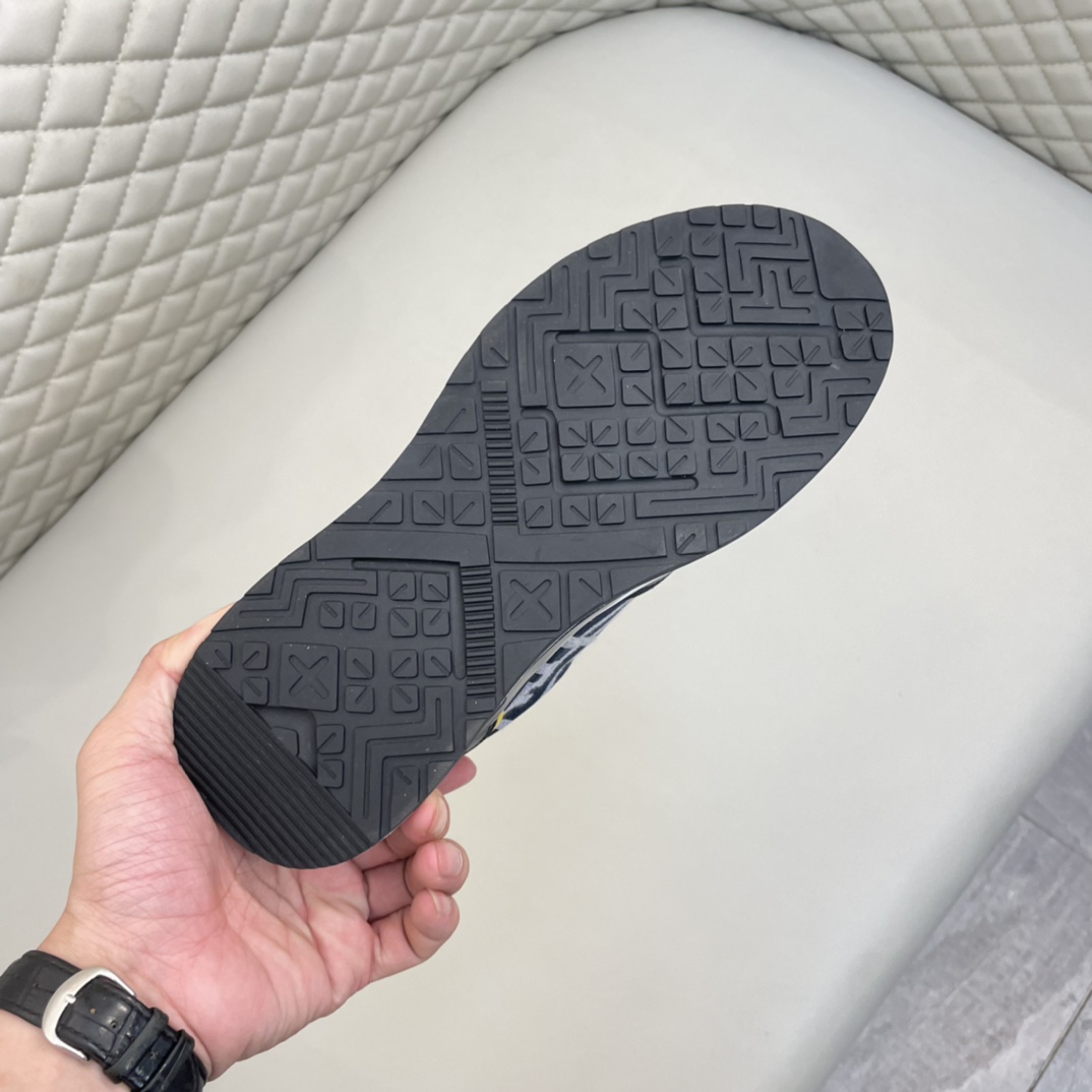 Precio de venta: P180Marca: Fend* zapatillas de caña bajaTalla: 38-44(se puede personalizar hasta 45