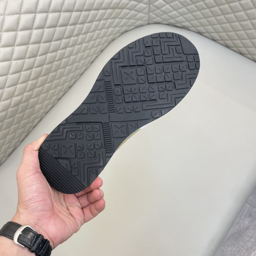 Precio de venta: P180Marca: Fend* zapatillas de caña bajaTalla: 38-44(se puede personalizar hasta 45