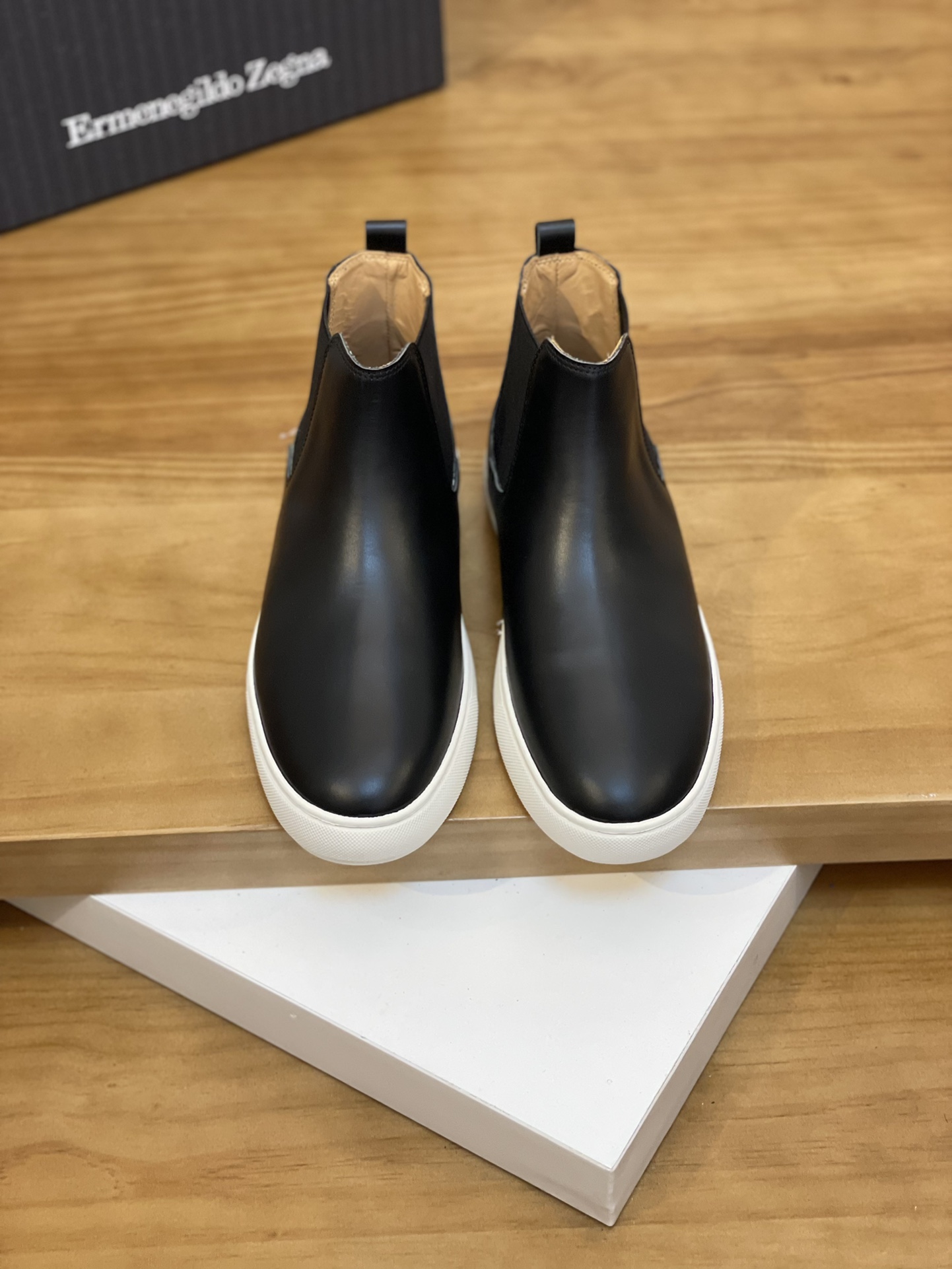 NO:541957,Price: (plaid) (can be made of velvet) High-end quality Product trademark Jenny*'Jenia*' high-top boots Positive code: 38-44 (can be customized 45) Product material upper imported matte leather, comfortable cowhide inner lining, original outsole. Number 846, zegna, boots, cowhide19860909售 价:  (平纹) (可做绒里）高端品质 商品商标杰尼*「杰尼亚*」高帮靴子 正码码数: 38-44(可订做45) 商品材料鞋面进口磨砂皮,舒适牛皮内里,原版大底. 编 号846,,zegna,boots,cowhide,Men's shoes