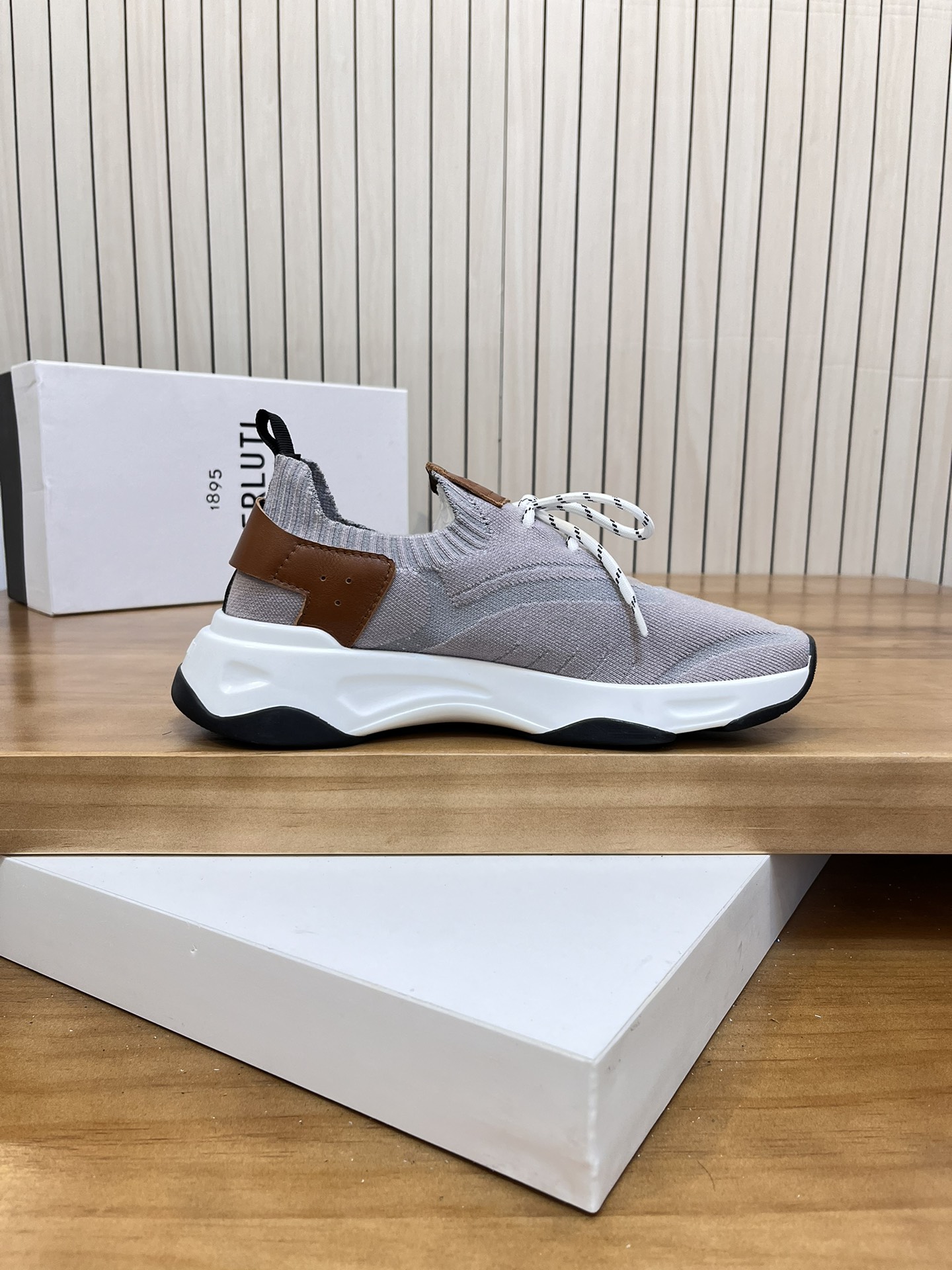 Precio de venta: P180 Marca: Berlut* "Bruti*" Low Top SneakersMarca: 39-44(se puede personalizar has
