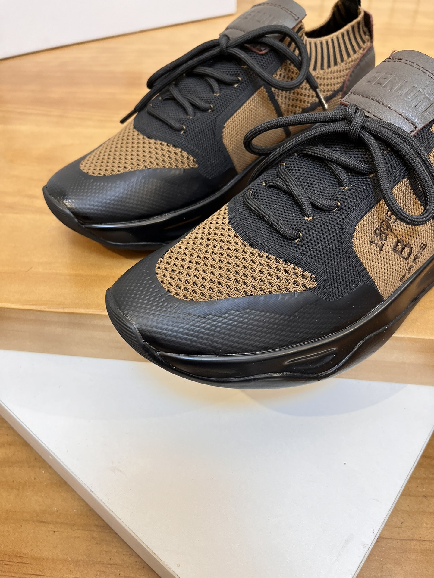 Precio de venta: P180 Marca: Berlut* "Bruti*" Low Top SneakersMarca: 39-44(se puede personalizar has