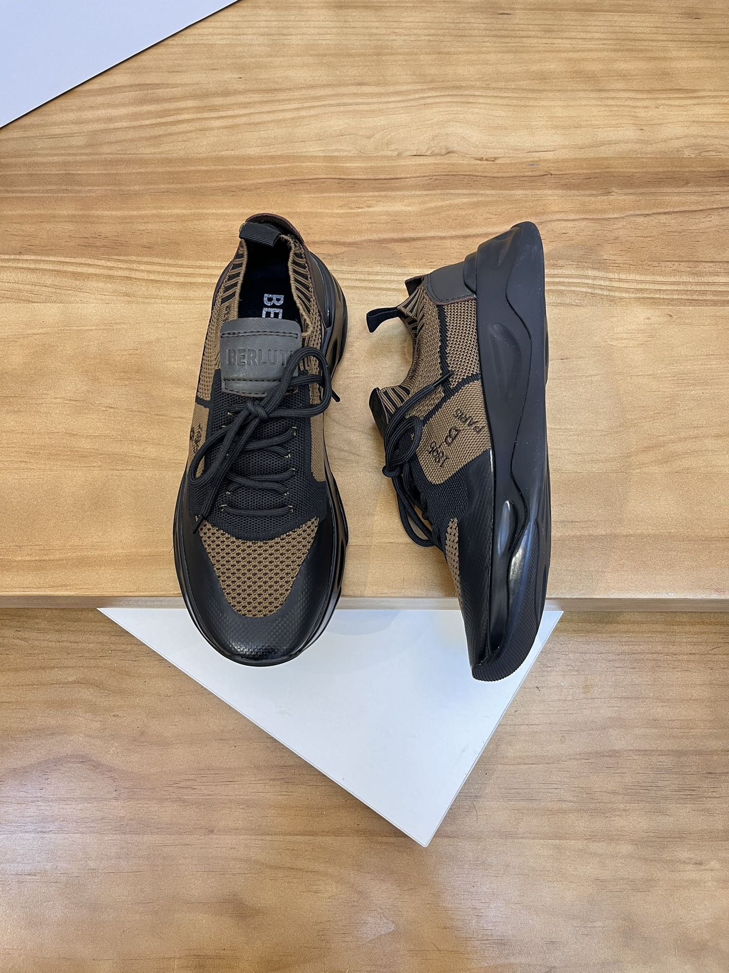 Precio de venta: P180 Marca: Berlut* "Bruti*" Low Top SneakersMarca: 39-44(se puede personalizar has