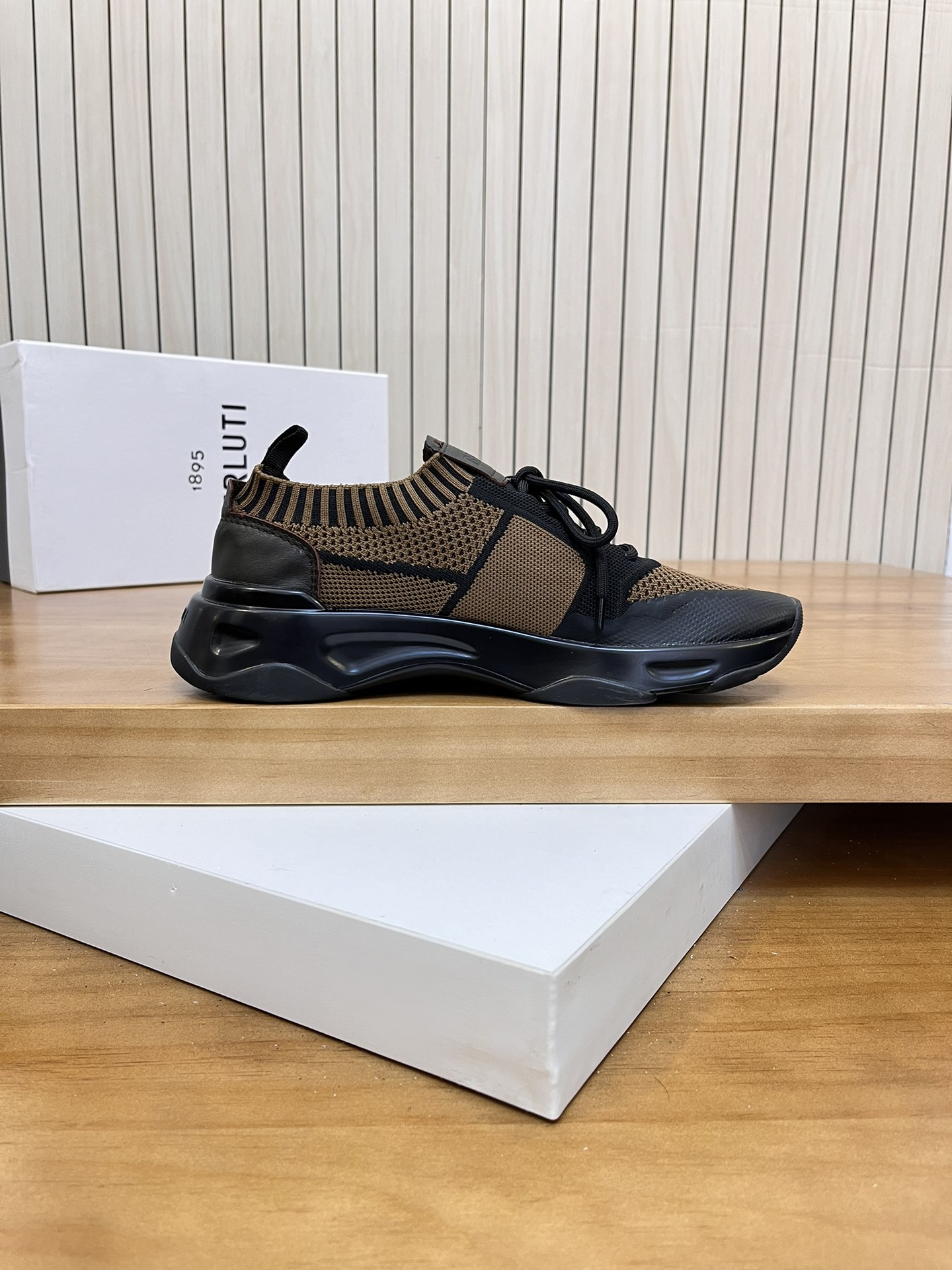 Precio de venta: P180 Marca: Berlut* "Bruti*" Low Top SneakersMarca: 39-44(se puede personalizar has