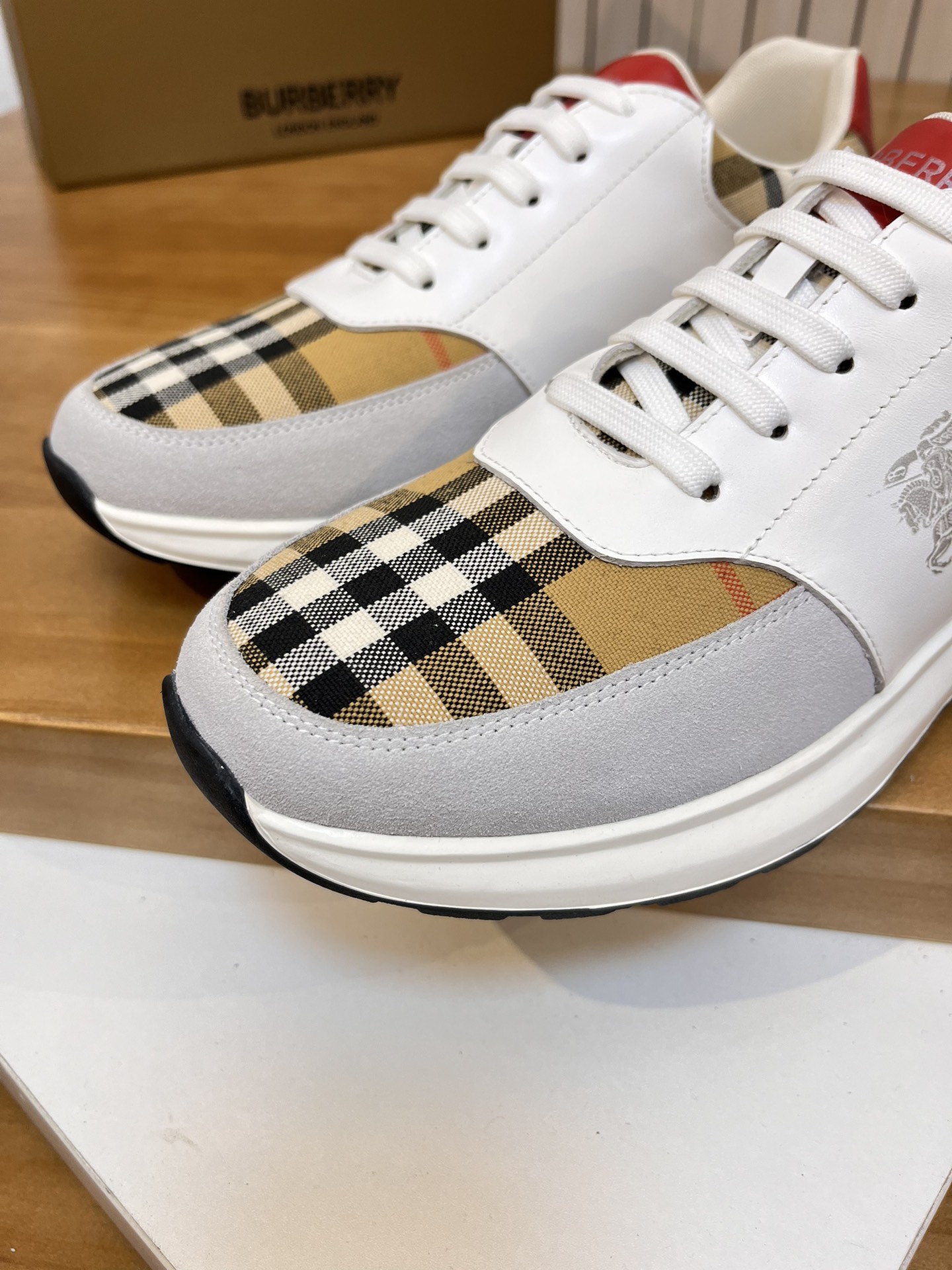 Precio de venta: P190 Marca del producto: Burberr* "Burberry*" lowtop loafersTalla: 38-44 (se puede 