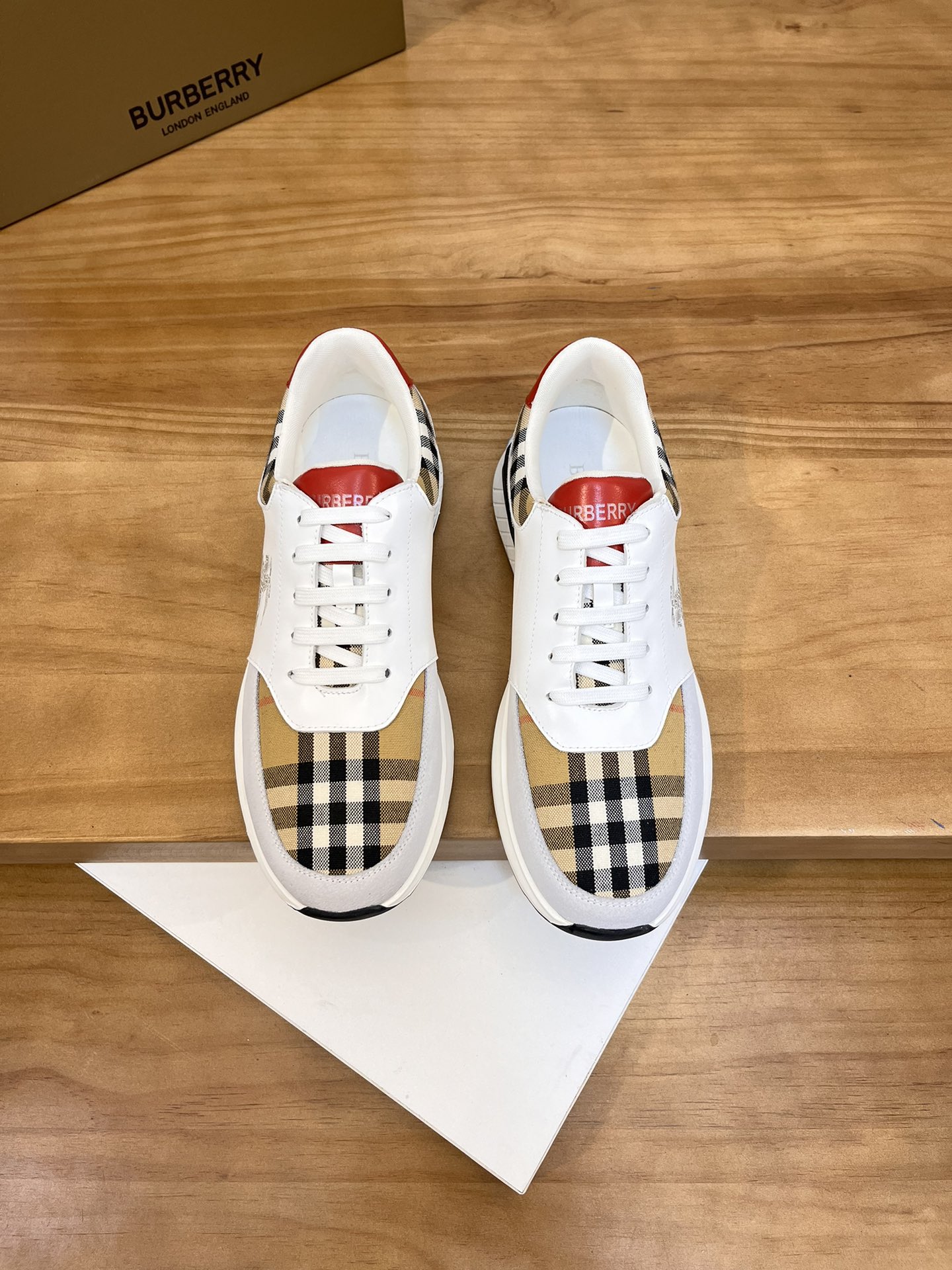 Precio de venta: P190 Marca del producto: Burberr* "Burberry*" lowtop loafersTalla: 38-44 (se puede 