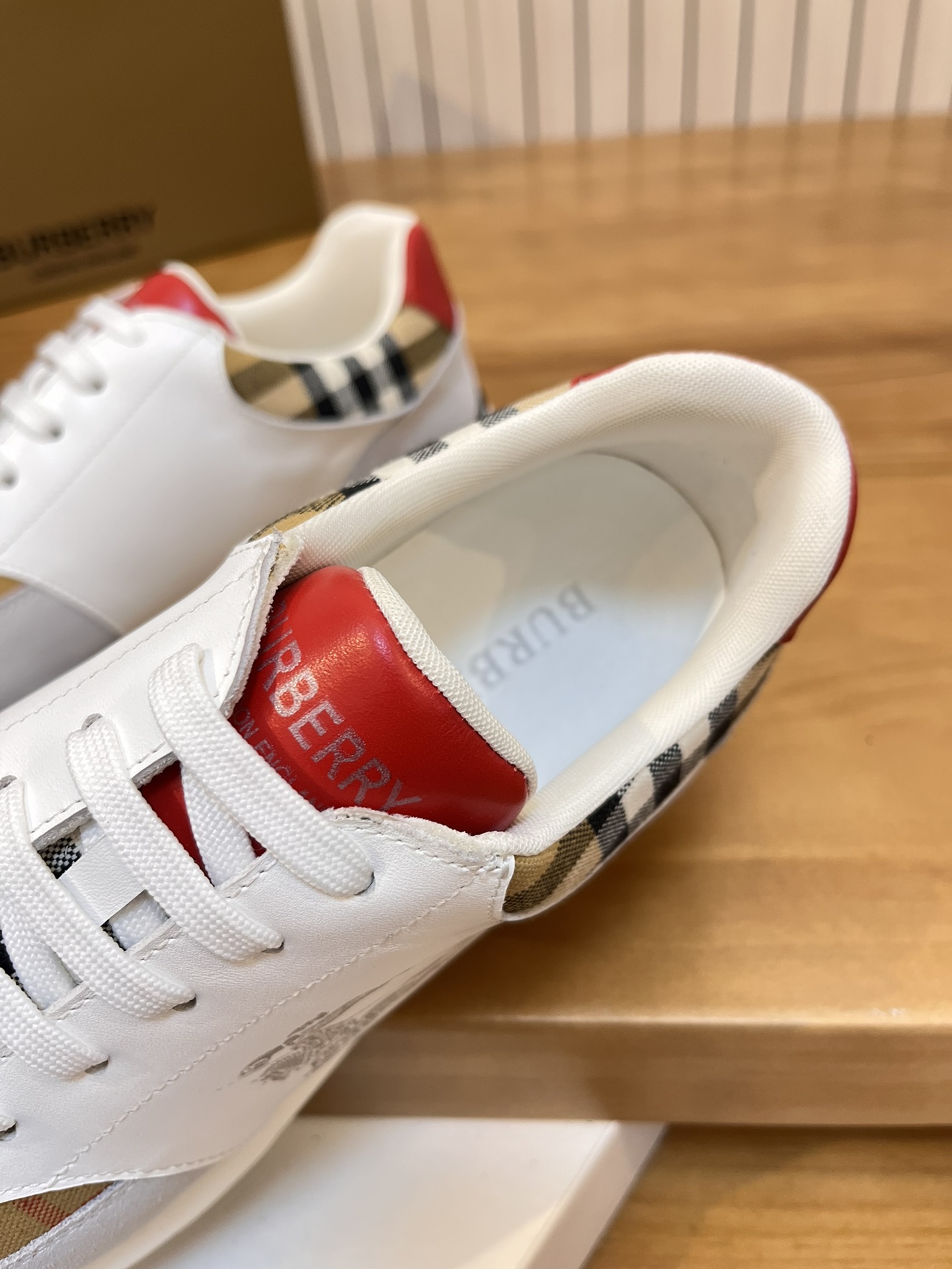 Precio de venta: P190 Marca del producto: Burberr* "Burberry*" lowtop loafersTalla: 38-44 (se puede 