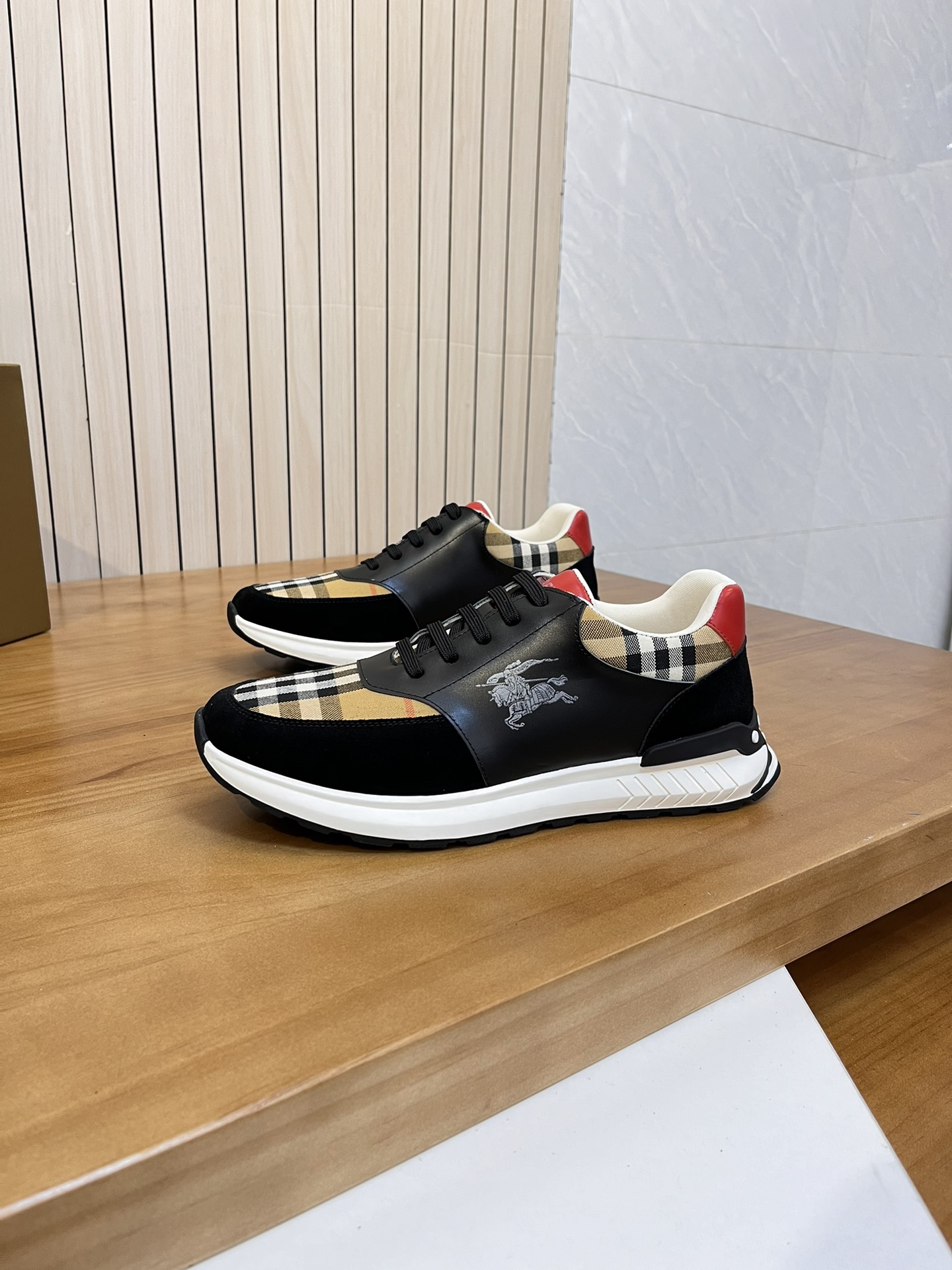 Precio de venta: P190 Marca del producto: Burberr* 