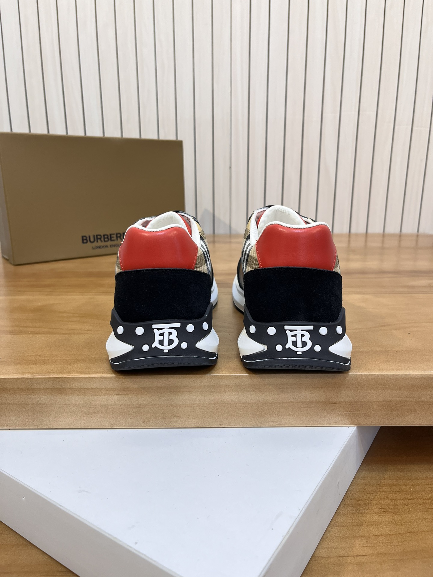 Precio de venta: P190 Marca del producto: Burberr* "Burberry*" lowtop loafersTalla: 38-44 (se puede 