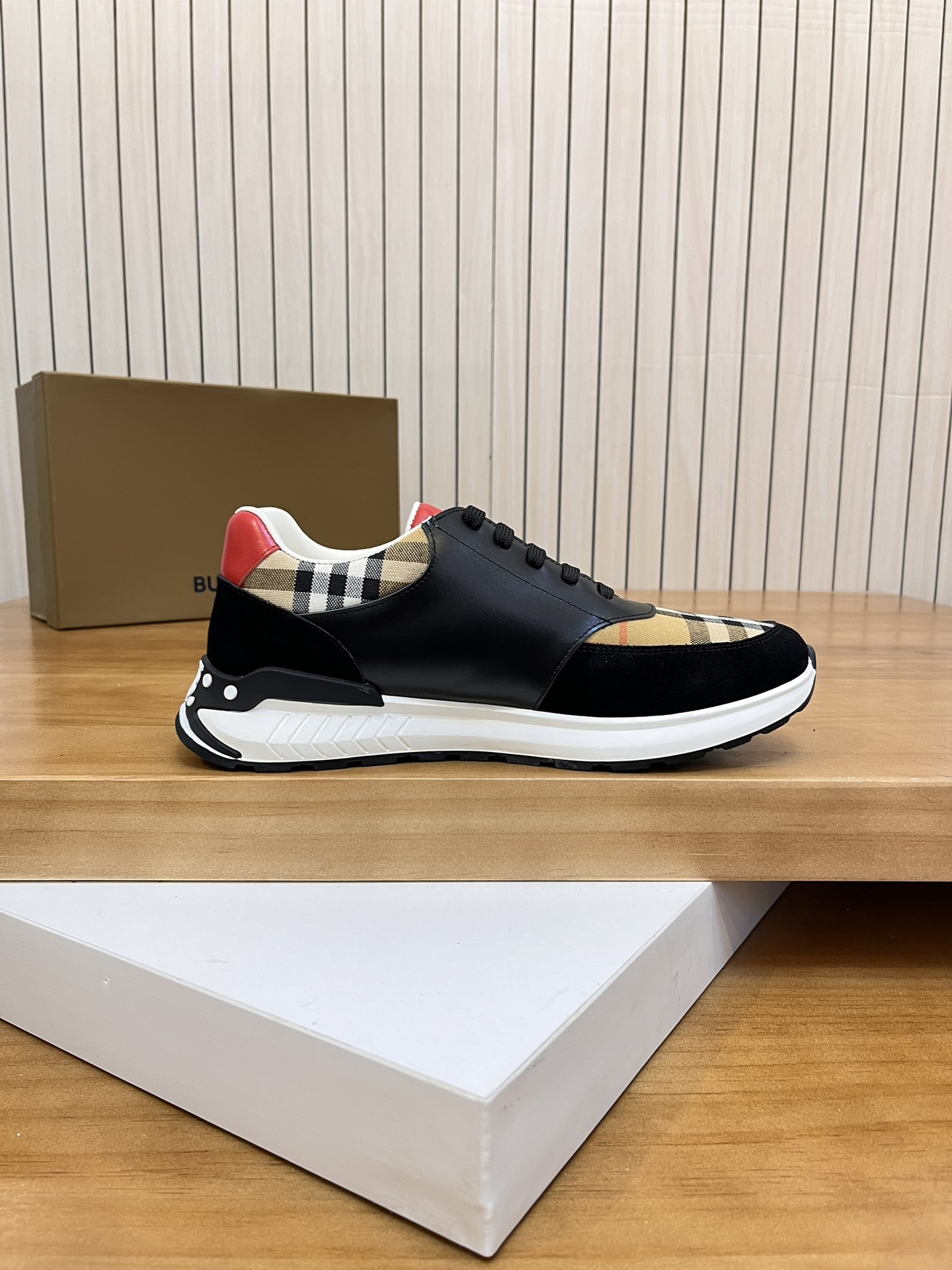 Precio de venta: P190 Marca del producto: Burberr* "Burberry*" lowtop loafersTalla: 38-44 (se puede 