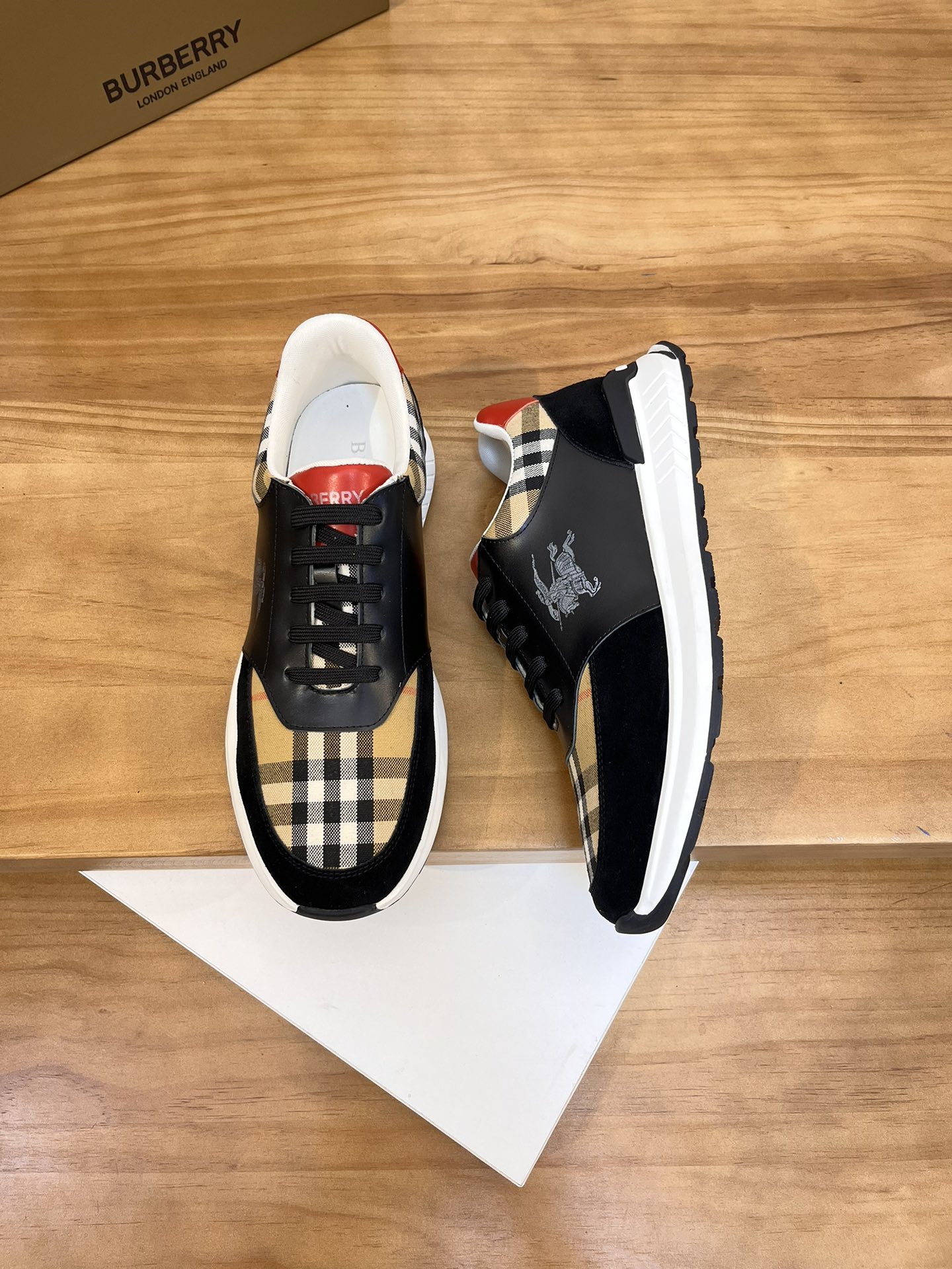 Precio de venta: P190 Marca del producto: Burberr* "Burberry*" lowtop loafersTalla: 38-44 (se puede 