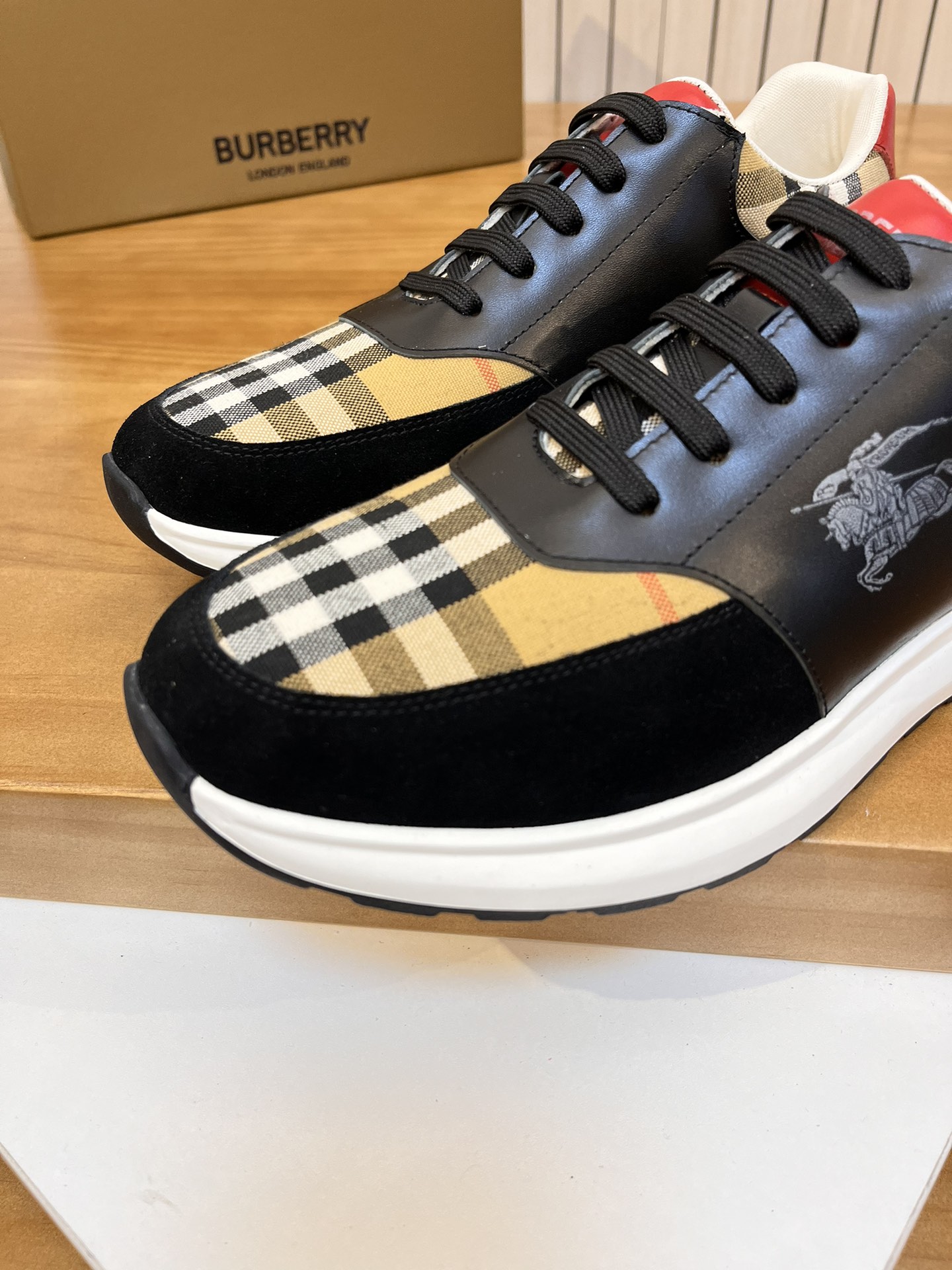 Precio de venta: P190 Marca del producto: Burberr* "Burberry*" lowtop loafersTalla: 38-44 (se puede 