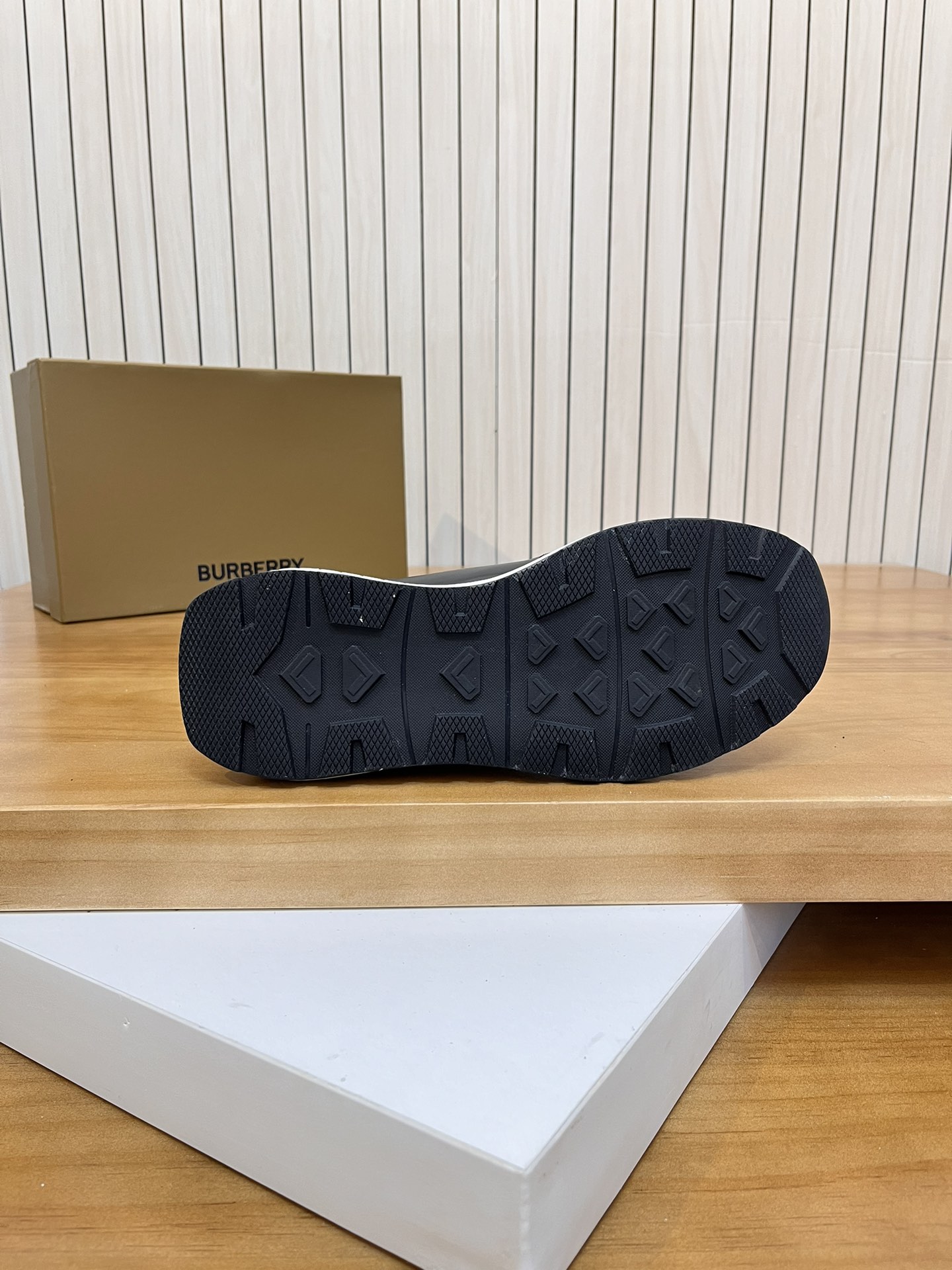 Precio de venta: P190 Marca del producto: Burberr* "Burberry*" lowtop loafersTalla: 38-44 (se puede 