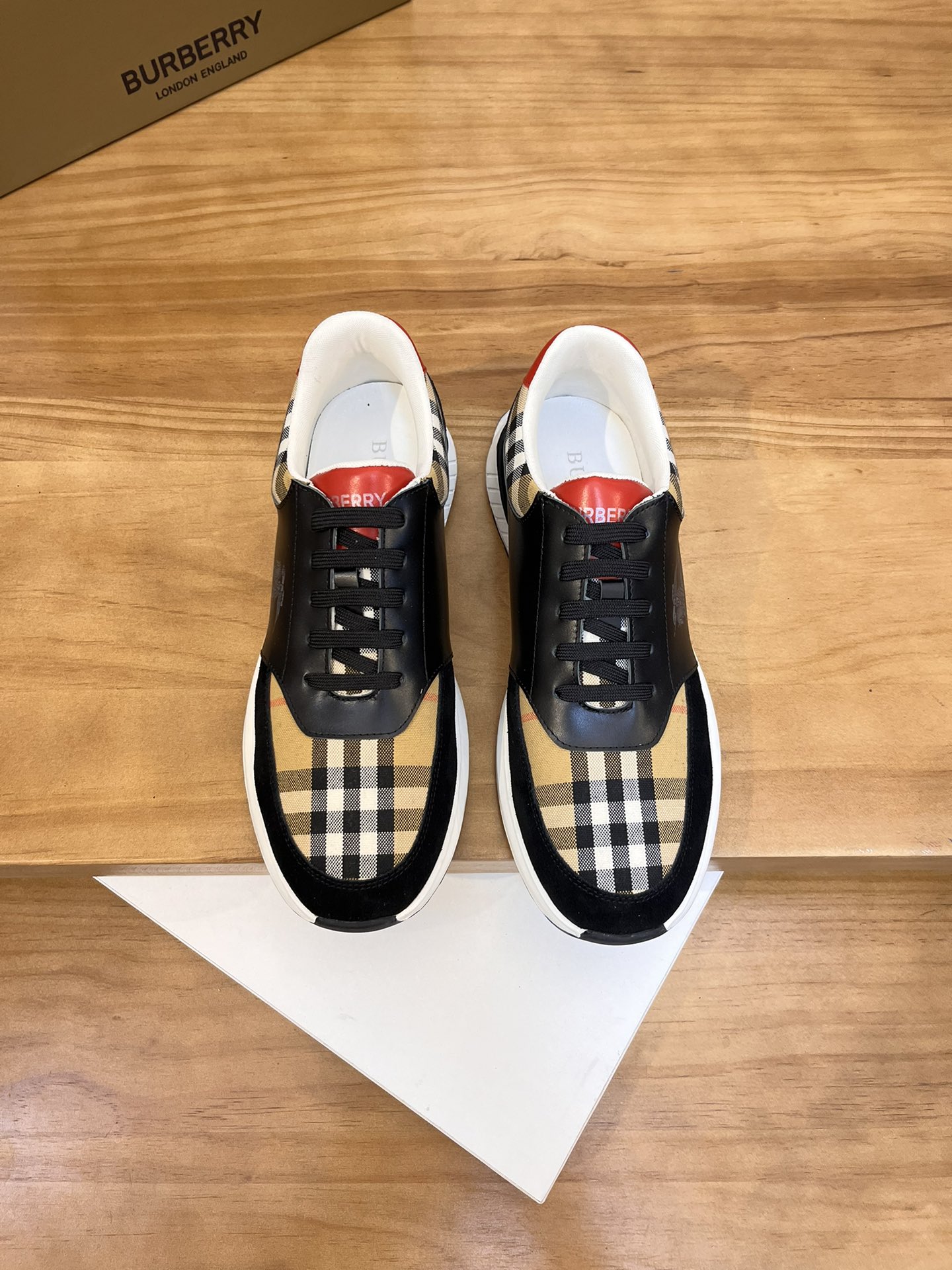 Precio de venta: P190 Marca del producto: Burberr* "Burberry*" lowtop loafersTalla: 38-44 (se puede 