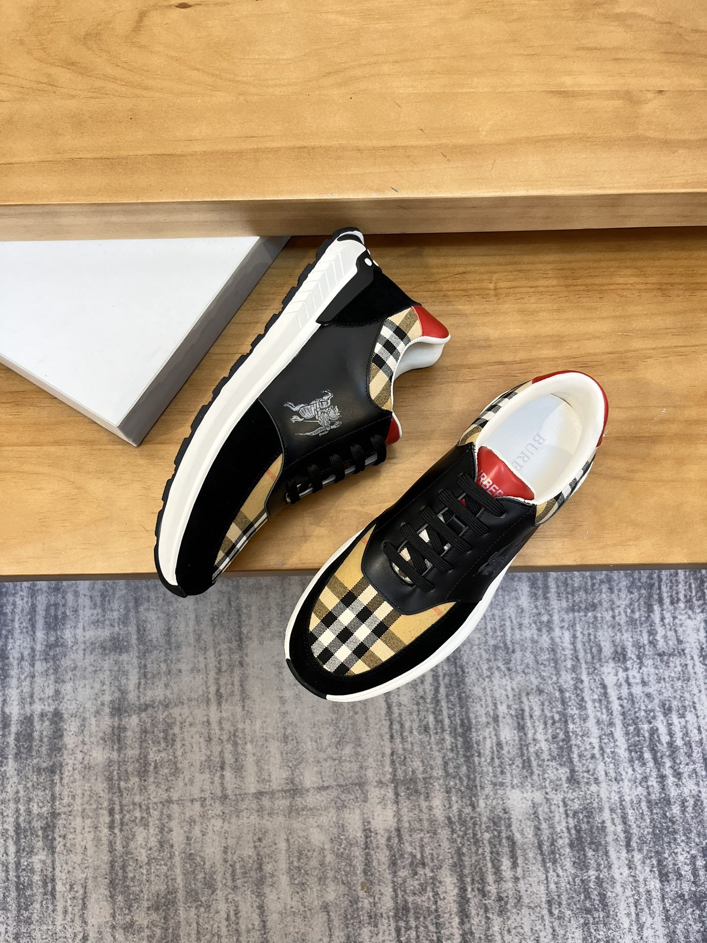 Precio de venta: P190 Marca del producto: Burberr* "Burberry*" lowtop loafersTalla: 38-44 (se puede 