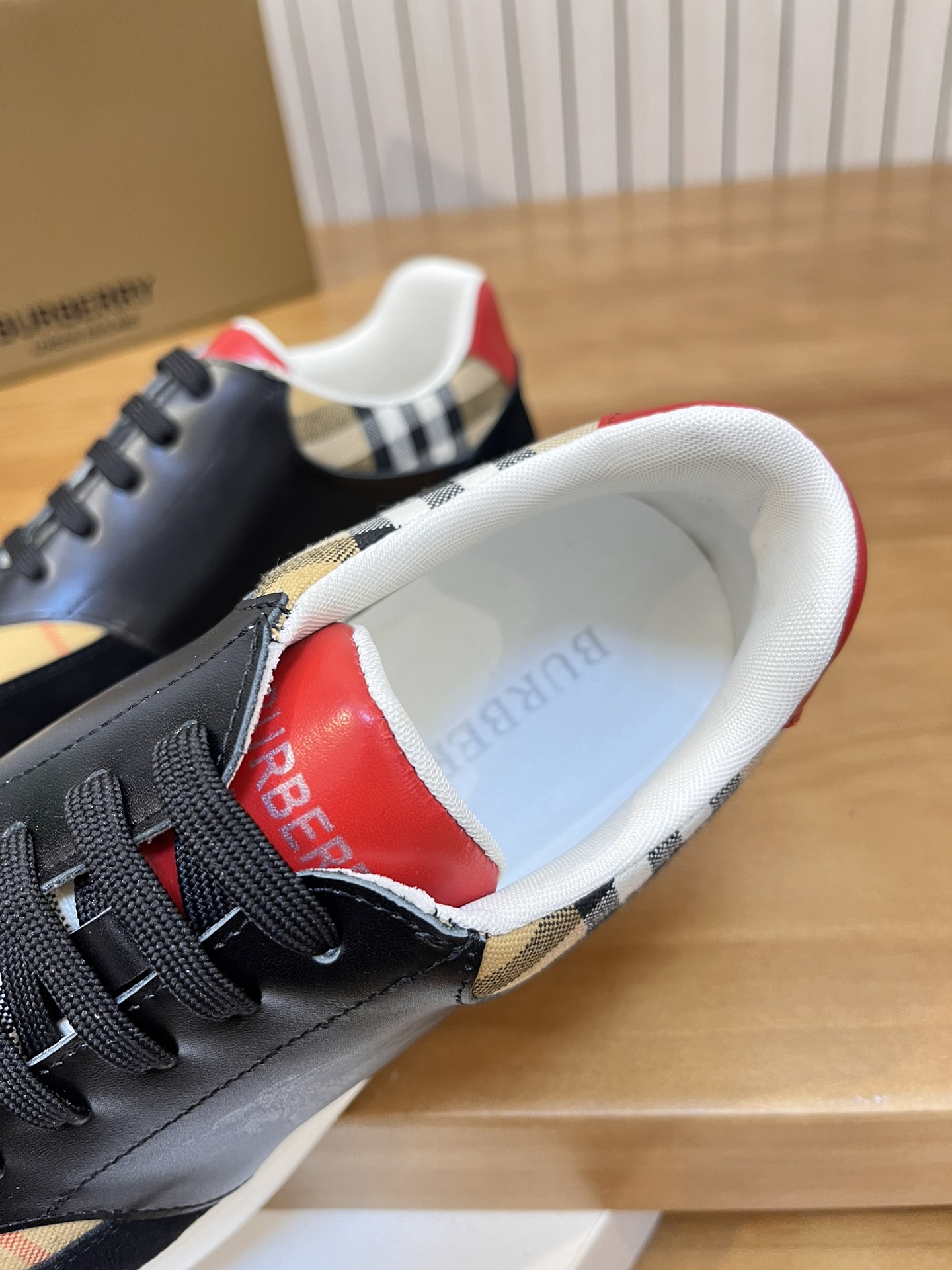 Precio de venta: P190 Marca del producto: Burberr* "Burberry*" lowtop loafersTalla: 38-44 (se puede 