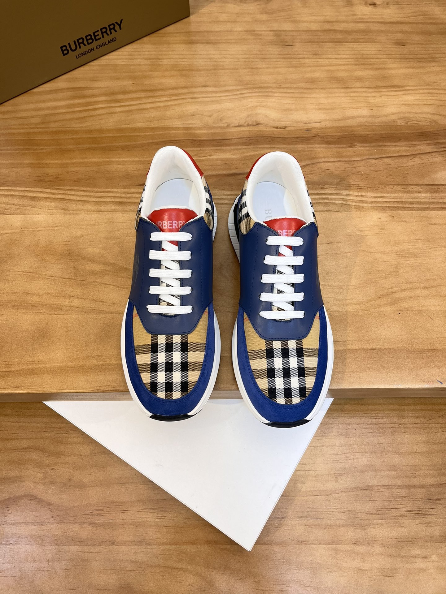 Precio de venta: P190 Marca del producto: Burberr* "Burberry*" lowtop loafersTalla: 38-44 (se puede 