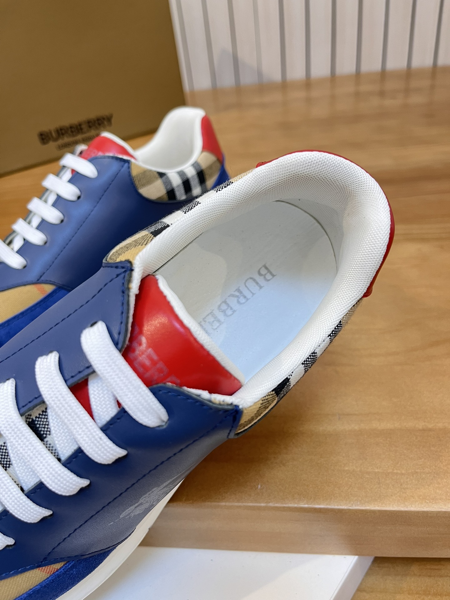 Precio de venta: P190 Marca del producto: Burberr* "Burberry*" lowtop loafersTalla: 38-44 (se puede 
