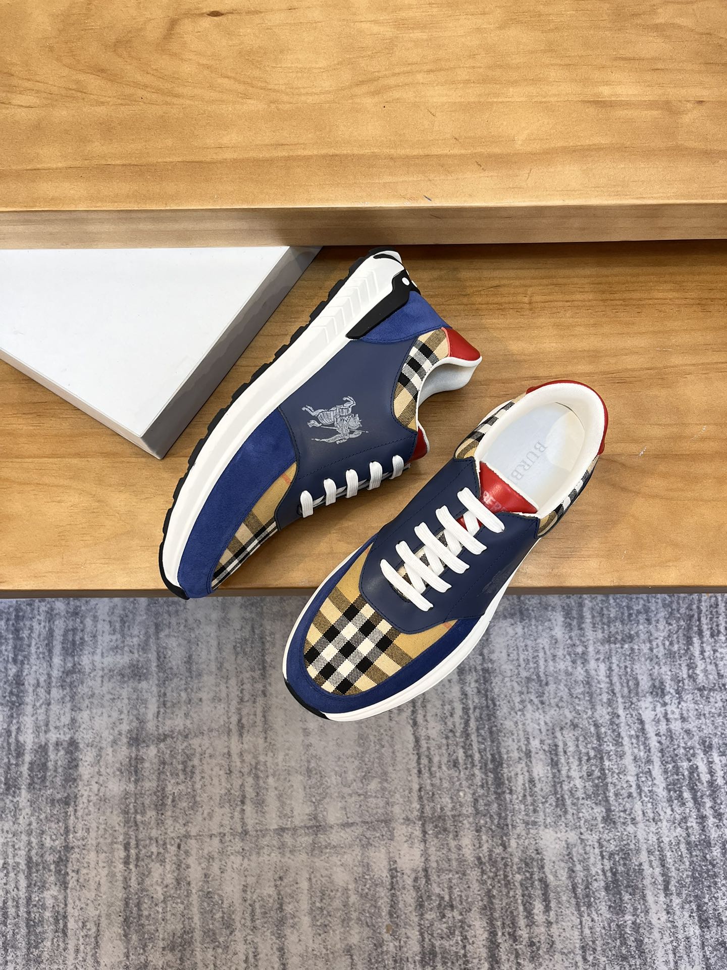 Precio de venta: P190 Marca del producto: Burberr* "Burberry*" lowtop loafersTalla: 38-44 (se puede 