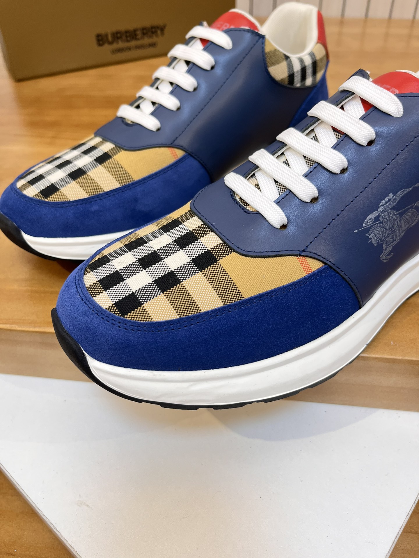 Precio de venta: P190 Marca del producto: Burberr* "Burberry*" lowtop loafersTalla: 38-44 (se puede 