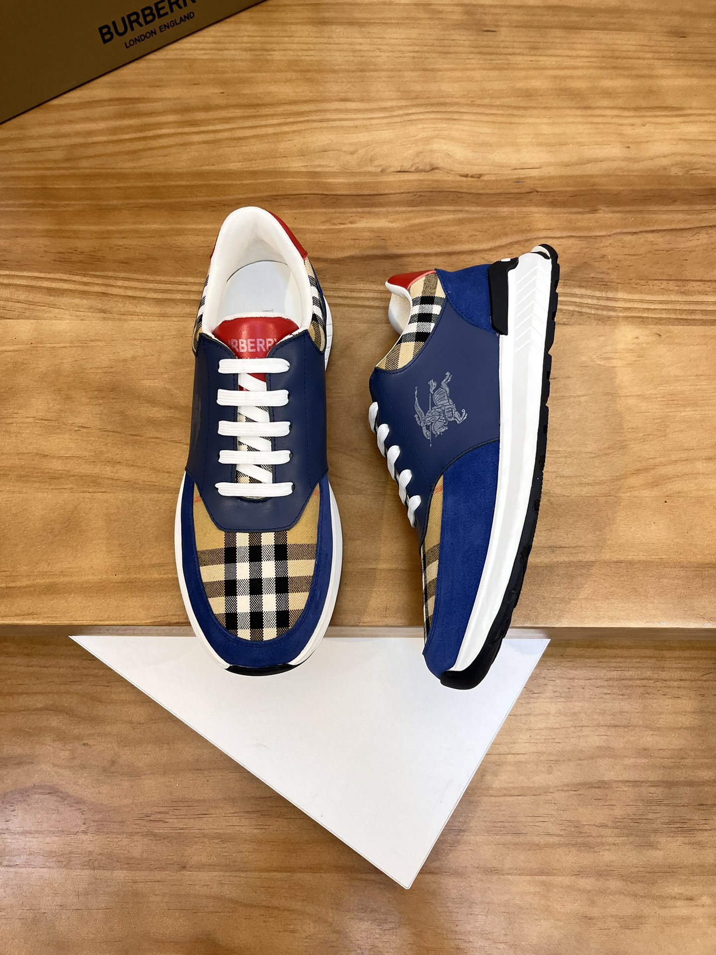 Precio de venta: P190 Marca del producto: Burberr* "Burberry*" lowtop loafersTalla: 38-44 (se puede 