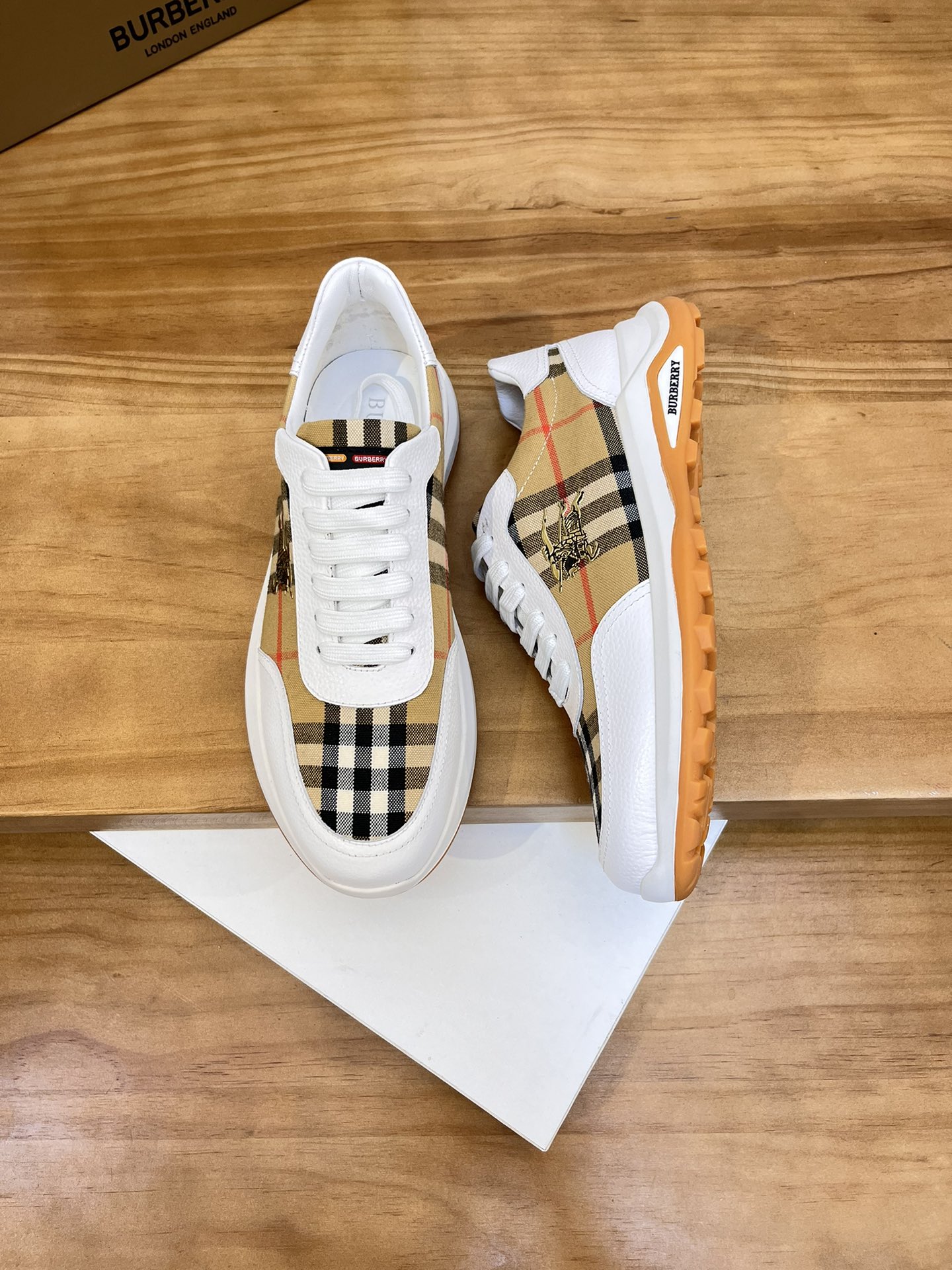 Precio de venta: P190 Marca del producto: Burberr* "Burberry*" lowtop loafersTalla: 38-44 (se puede 