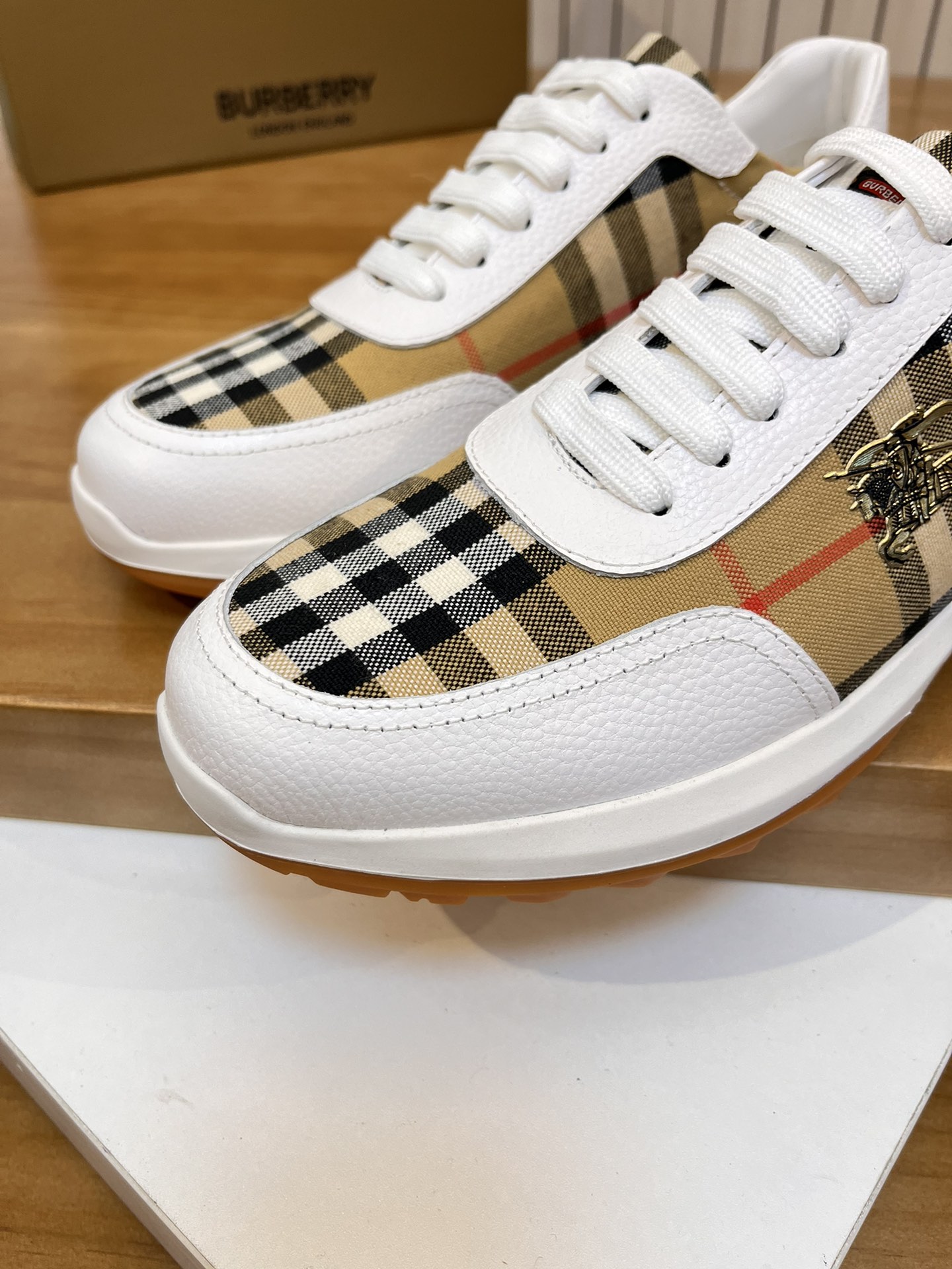 Precio de venta: P190 Marca del producto: Burberr* "Burberry*" lowtop loafersTalla: 38-44 (se puede 