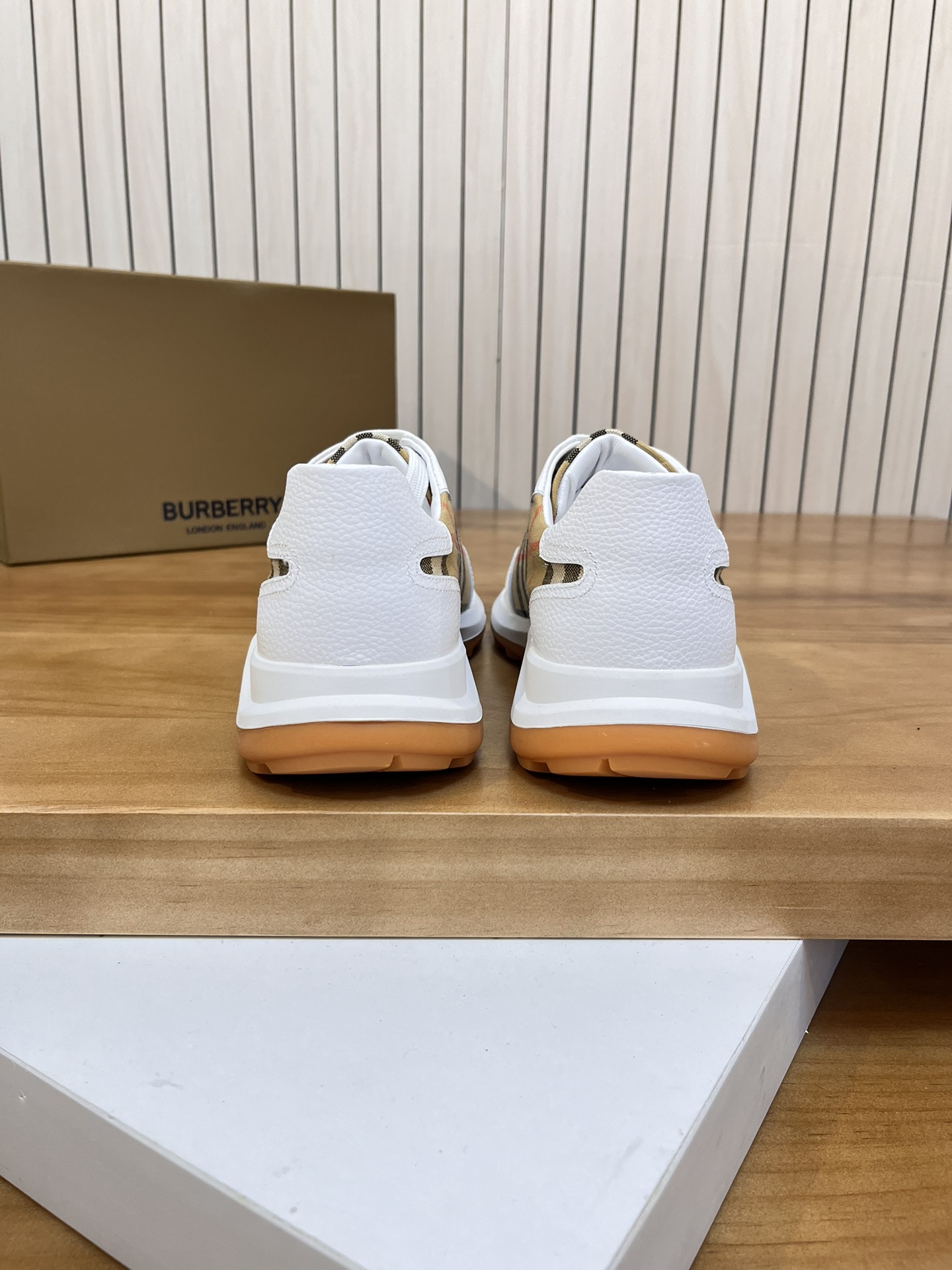 Precio de venta: P190 Marca del producto: Burberr* "Burberry*" lowtop loafersTalla: 38-44 (se puede 