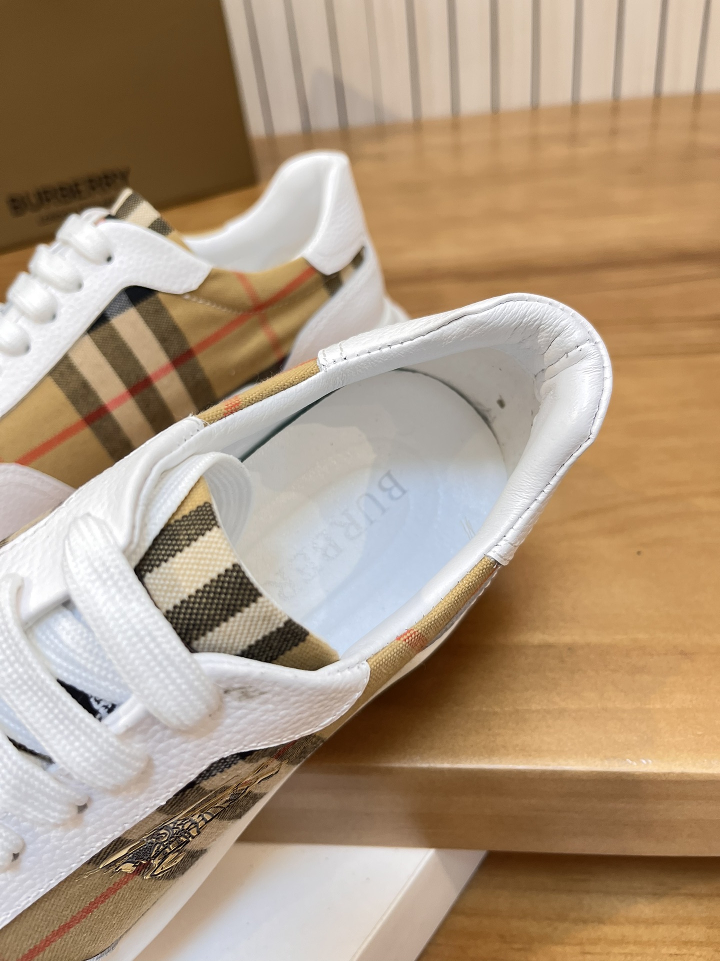 Precio de venta: P190 Marca del producto: Burberr* "Burberry*" lowtop loafersTalla: 38-44 (se puede 