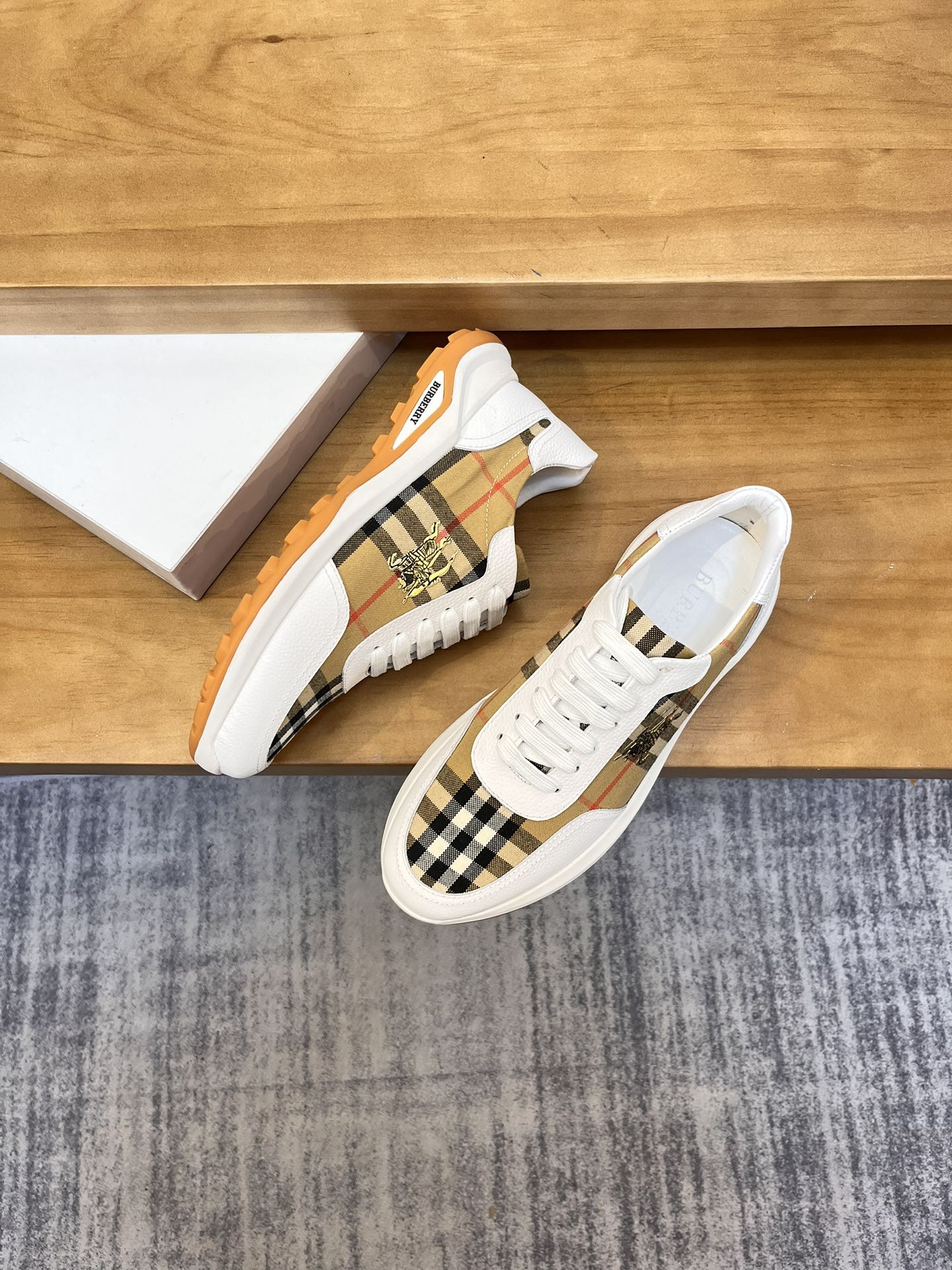 Precio de venta: P190 Marca del producto: Burberr* "Burberry*" lowtop loafersTalla: 38-44 (se puede 