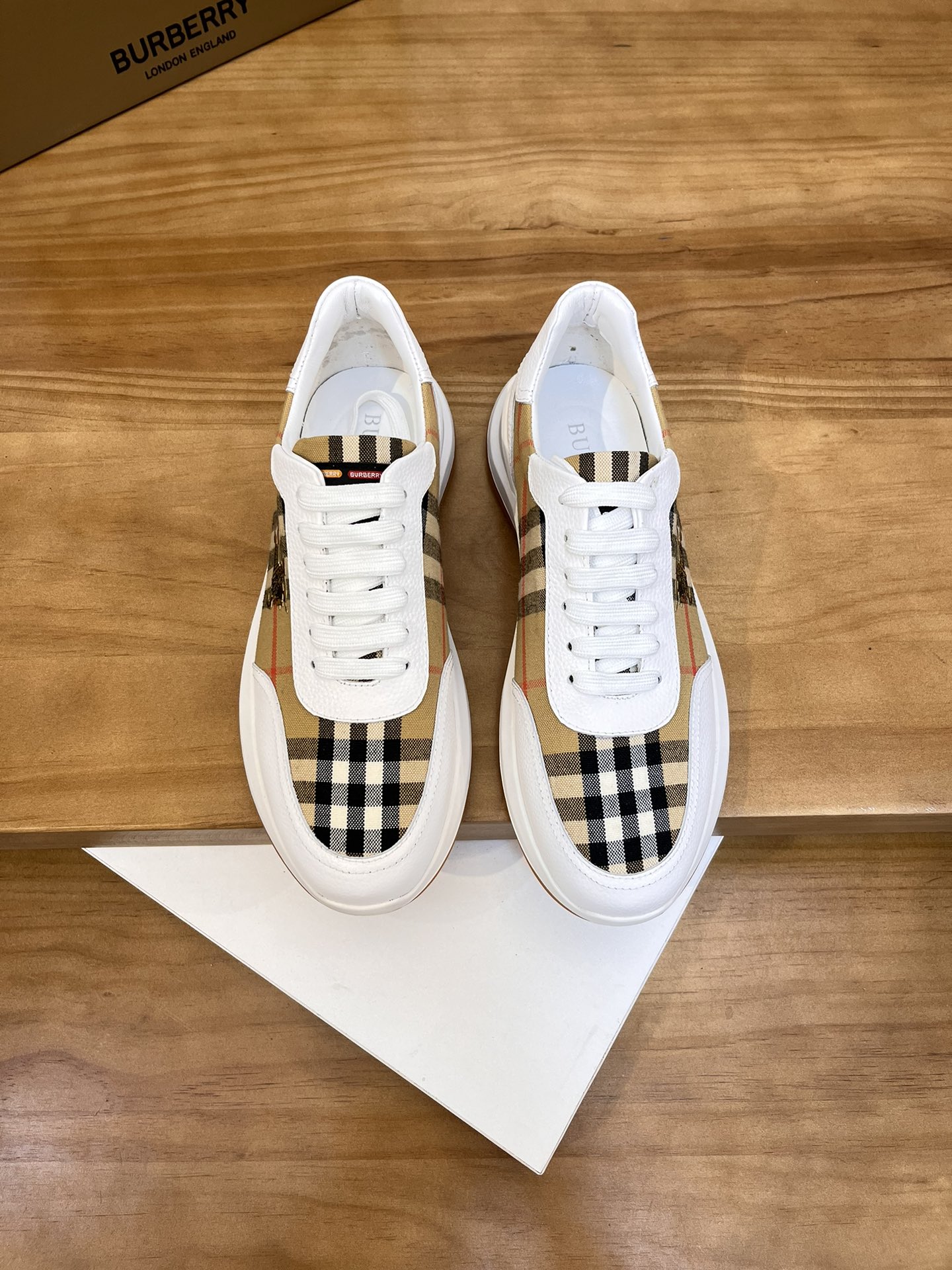 Precio de venta: P190 Marca del producto: Burberr* "Burberry*" lowtop loafersTalla: 38-44 (se puede 