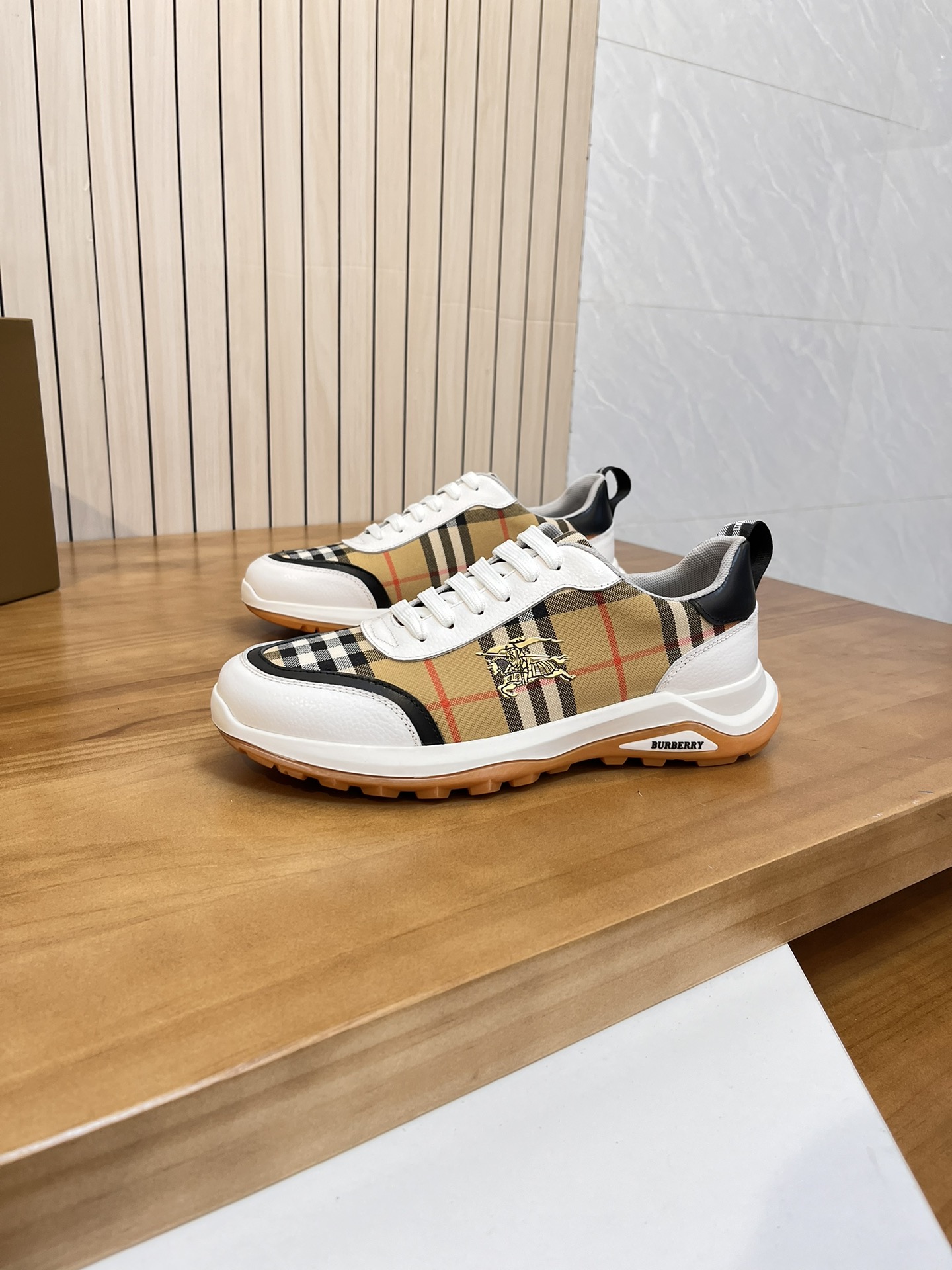 Precio de venta: P190 Marca del producto: Burberr* 