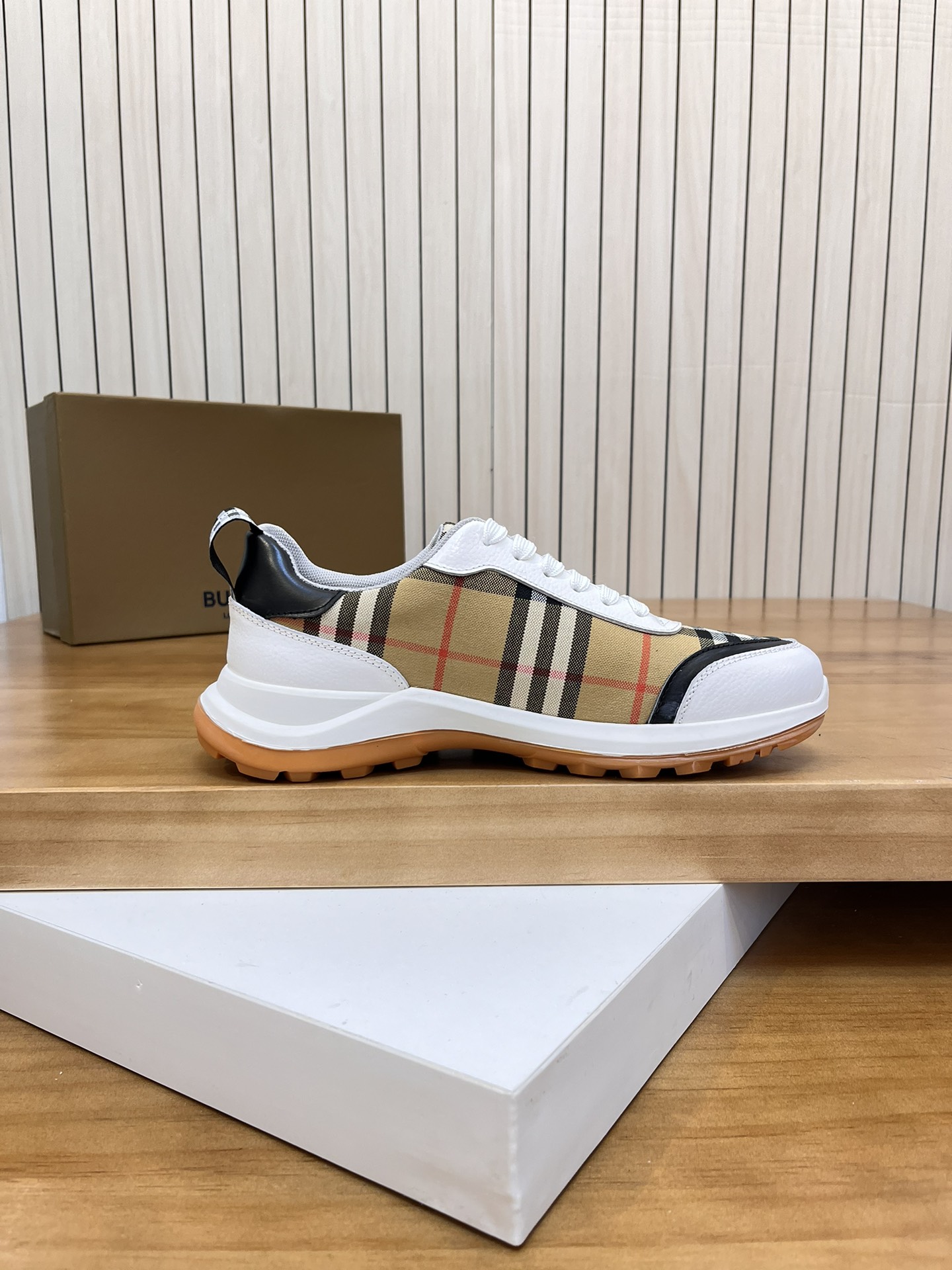 Precio de venta: P190 Marca del producto: Burberr* "Burberry*" lowtop loafersTalla: 38-44 (se puede 