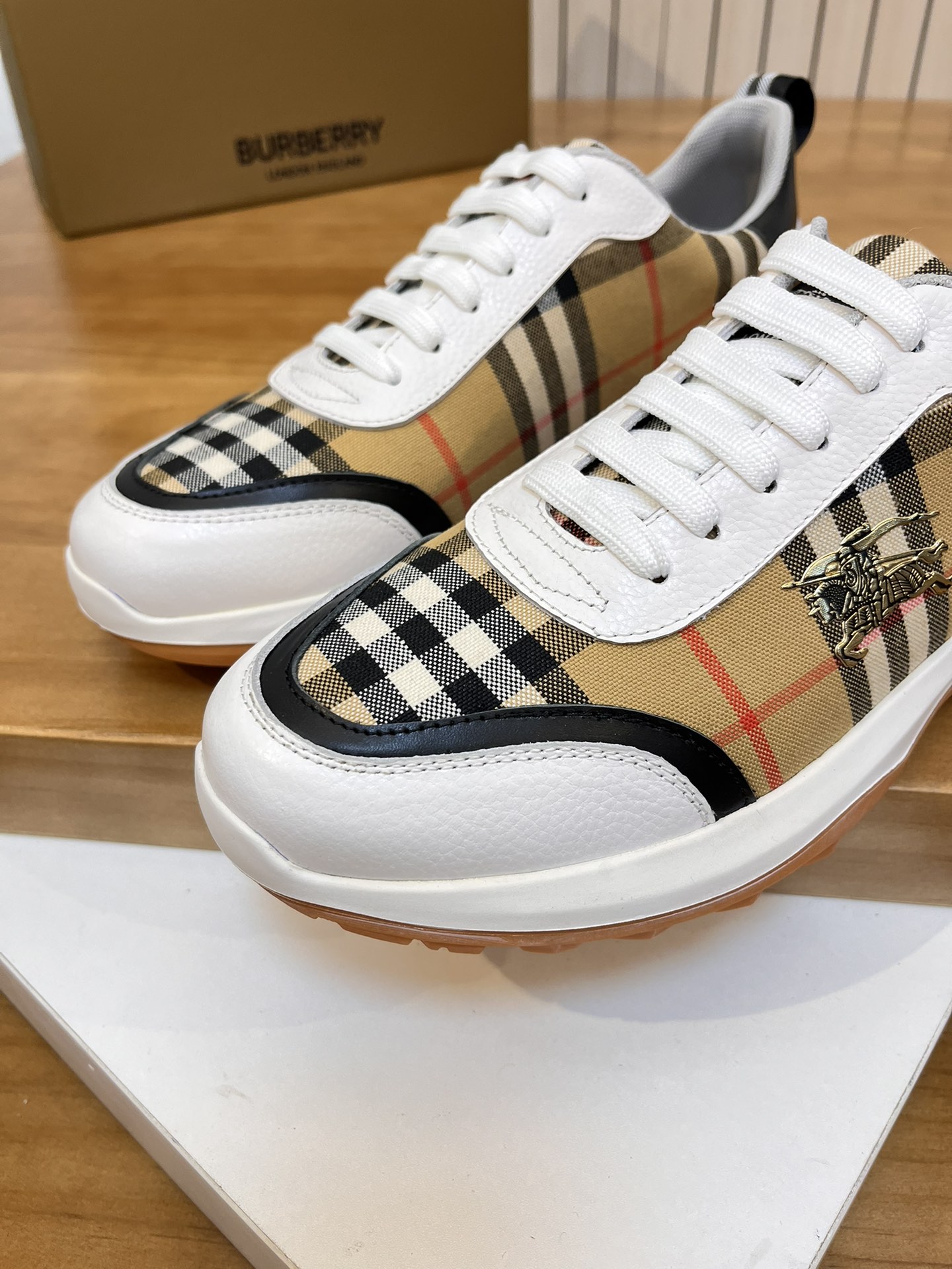 Precio de venta: P190 Marca del producto: Burberr* "Burberry*" lowtop loafersTalla: 38-44 (se puede 