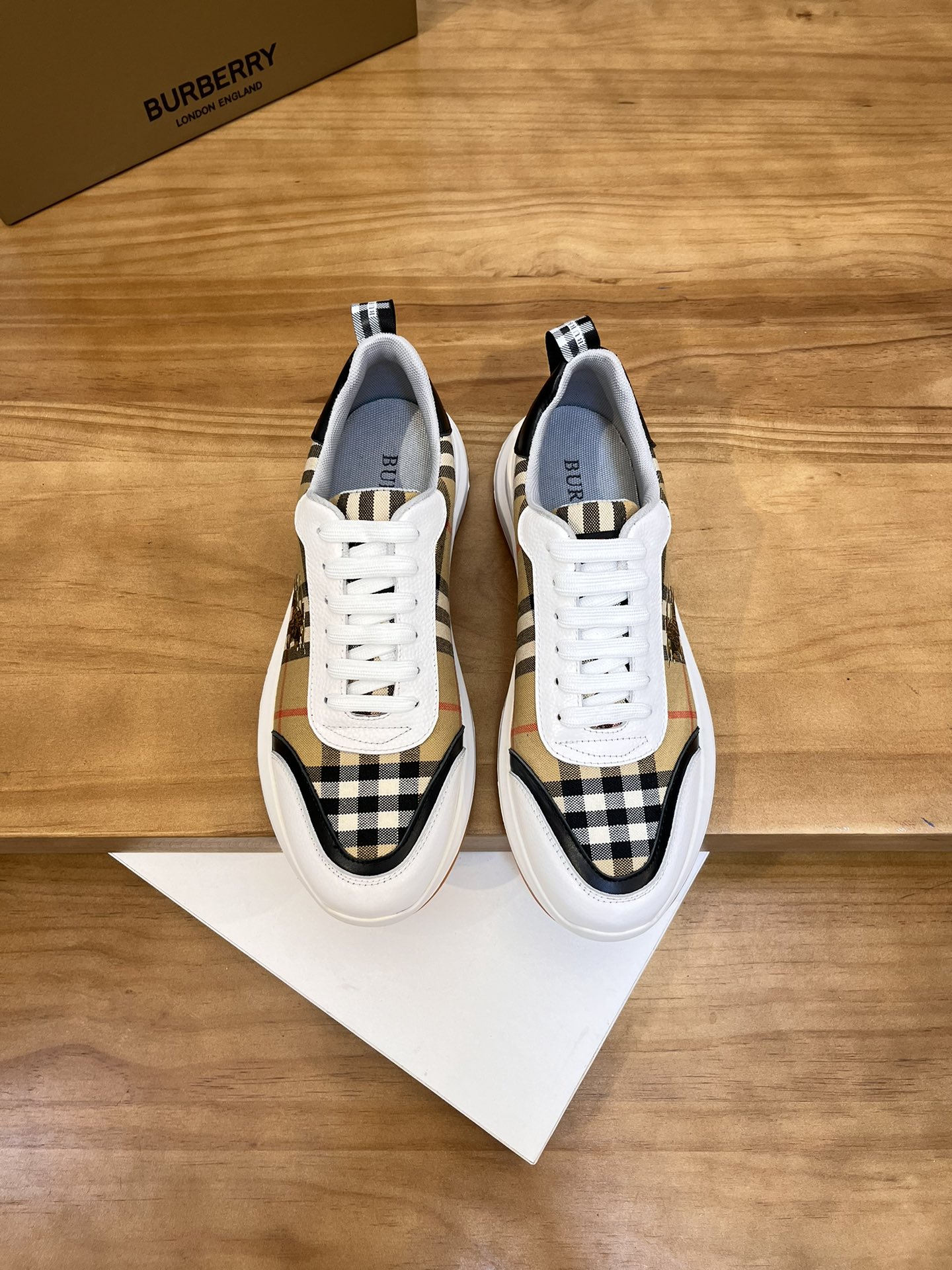 Precio de venta: P190 Marca del producto: Burberr* "Burberry*" lowtop loafersTalla: 38-44 (se puede 