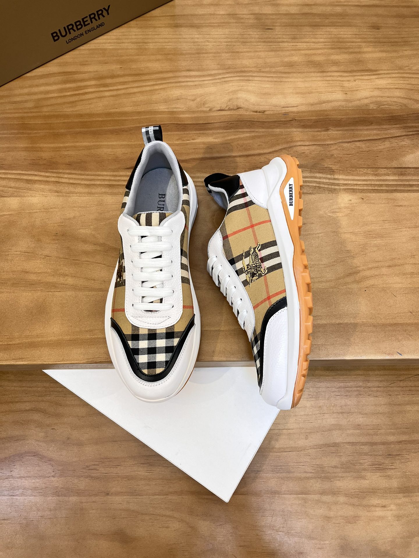 Precio de venta: P190 Marca del producto: Burberr* "Burberry*" lowtop loafersTalla: 38-44 (se puede 