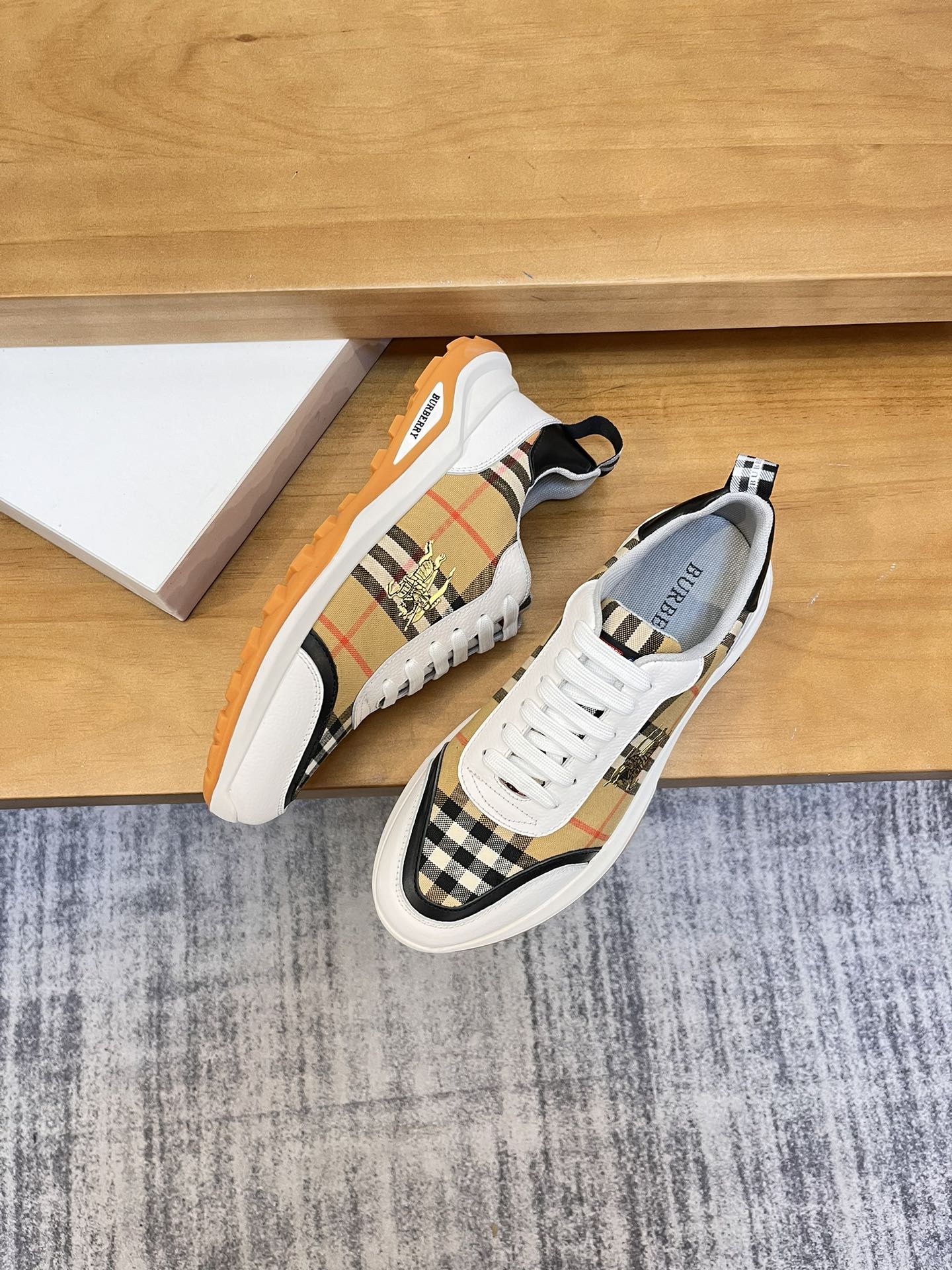 Precio de venta: P190 Marca del producto: Burberr* "Burberry*" lowtop loafersTalla: 38-44 (se puede 