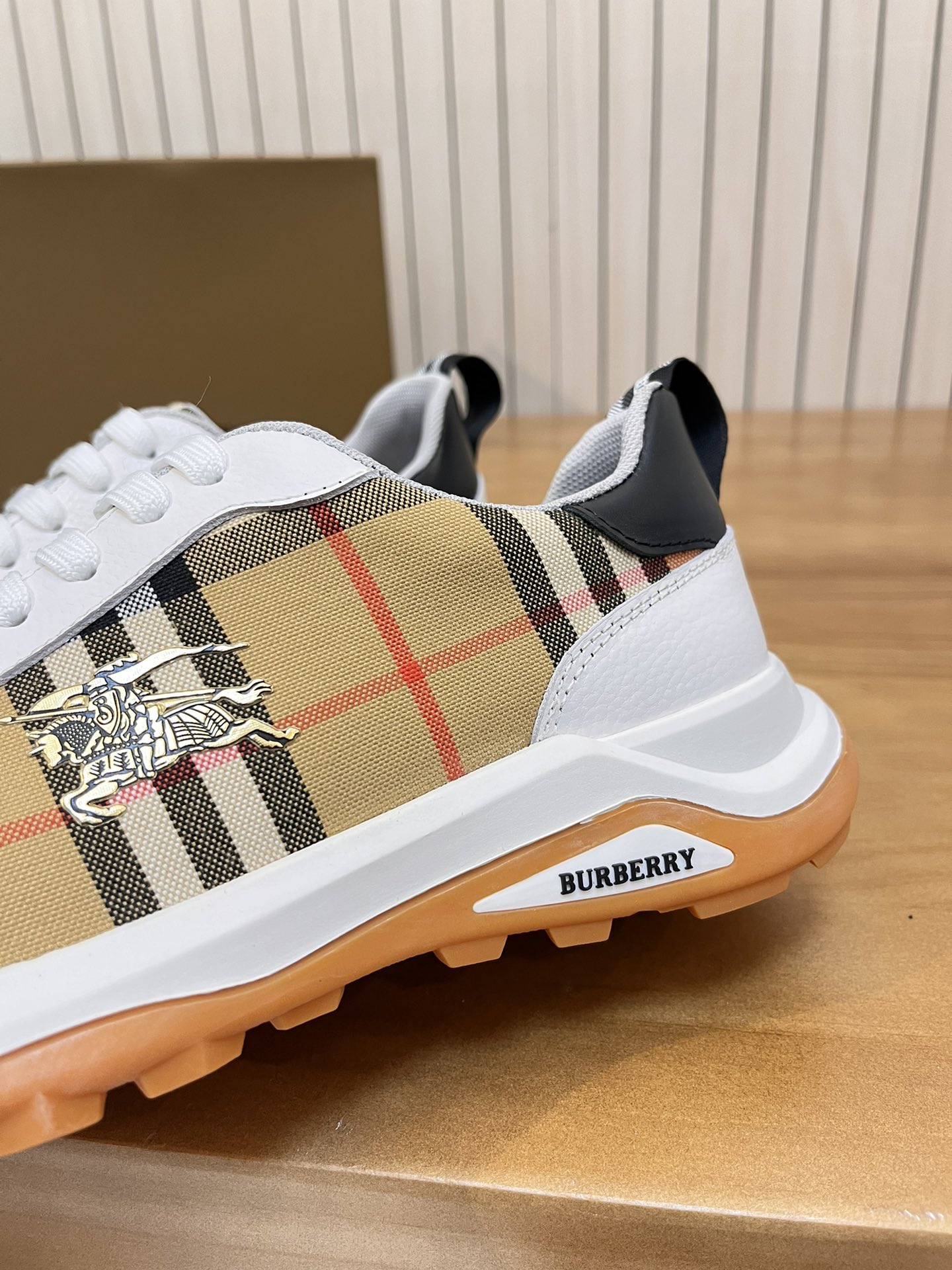 Precio de venta: P190 Marca del producto: Burberr* "Burberry*" lowtop loafersTalla: 38-44 (se puede 