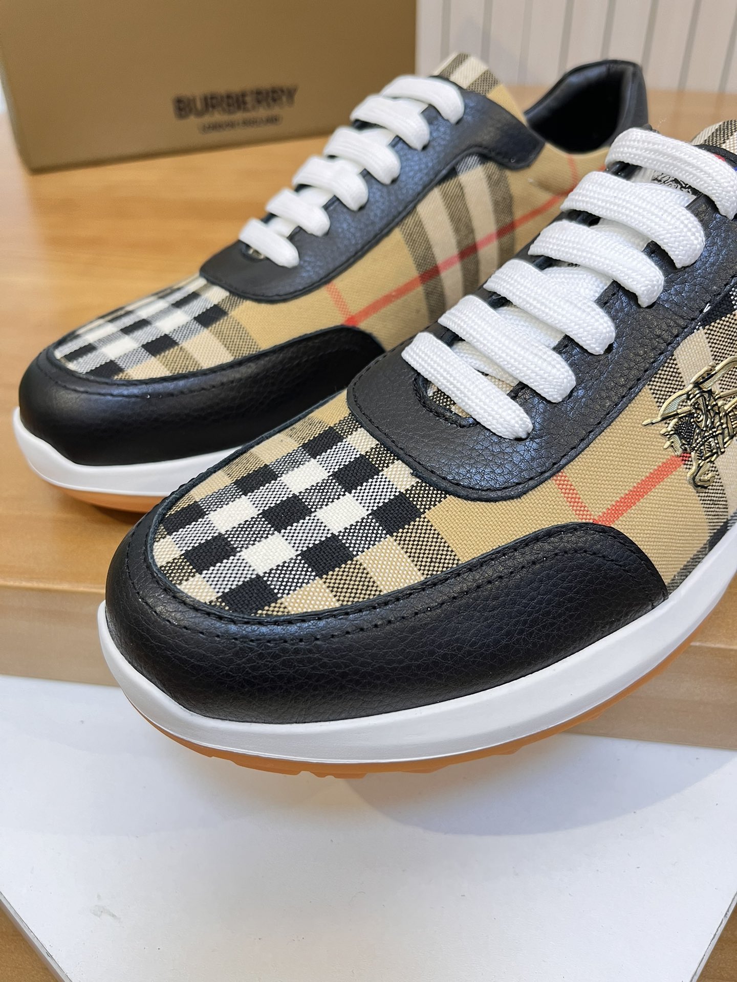 Precio de venta: P190 Marca del producto: Burberr* "Burberry*" lowtop loafersTalla: 38-44 (se puede 