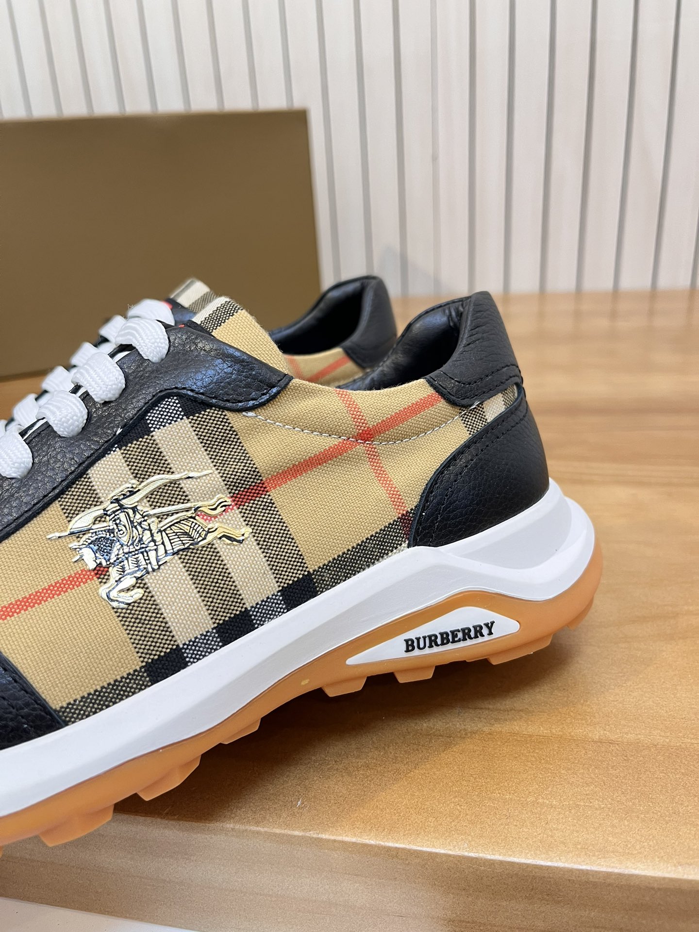 Precio de venta: P190 Marca del producto: Burberr* "Burberry*" lowtop loafersTalla: 38-44 (se puede 