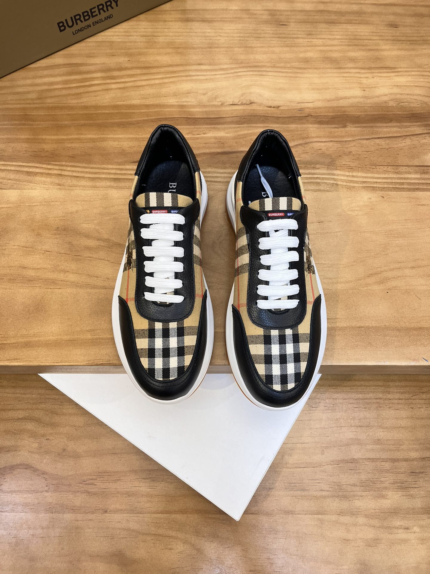 Precio de venta: P190 Marca del producto: Burberr* "Burberry*" lowtop loafersTalla: 38-44 (se puede 