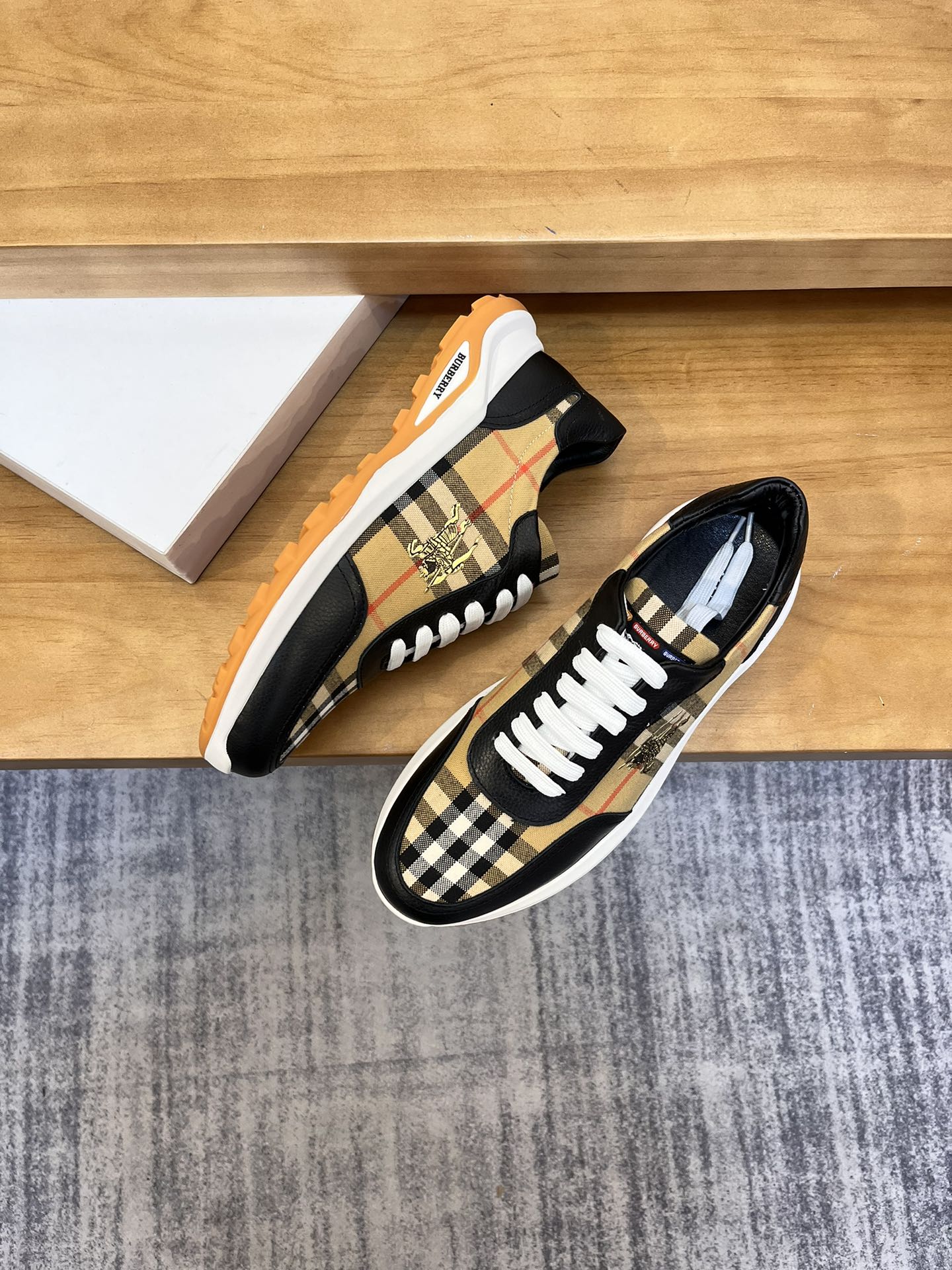 Precio de venta: P190 Marca del producto: Burberr* "Burberry*" lowtop loafersTalla: 38-44 (se puede 