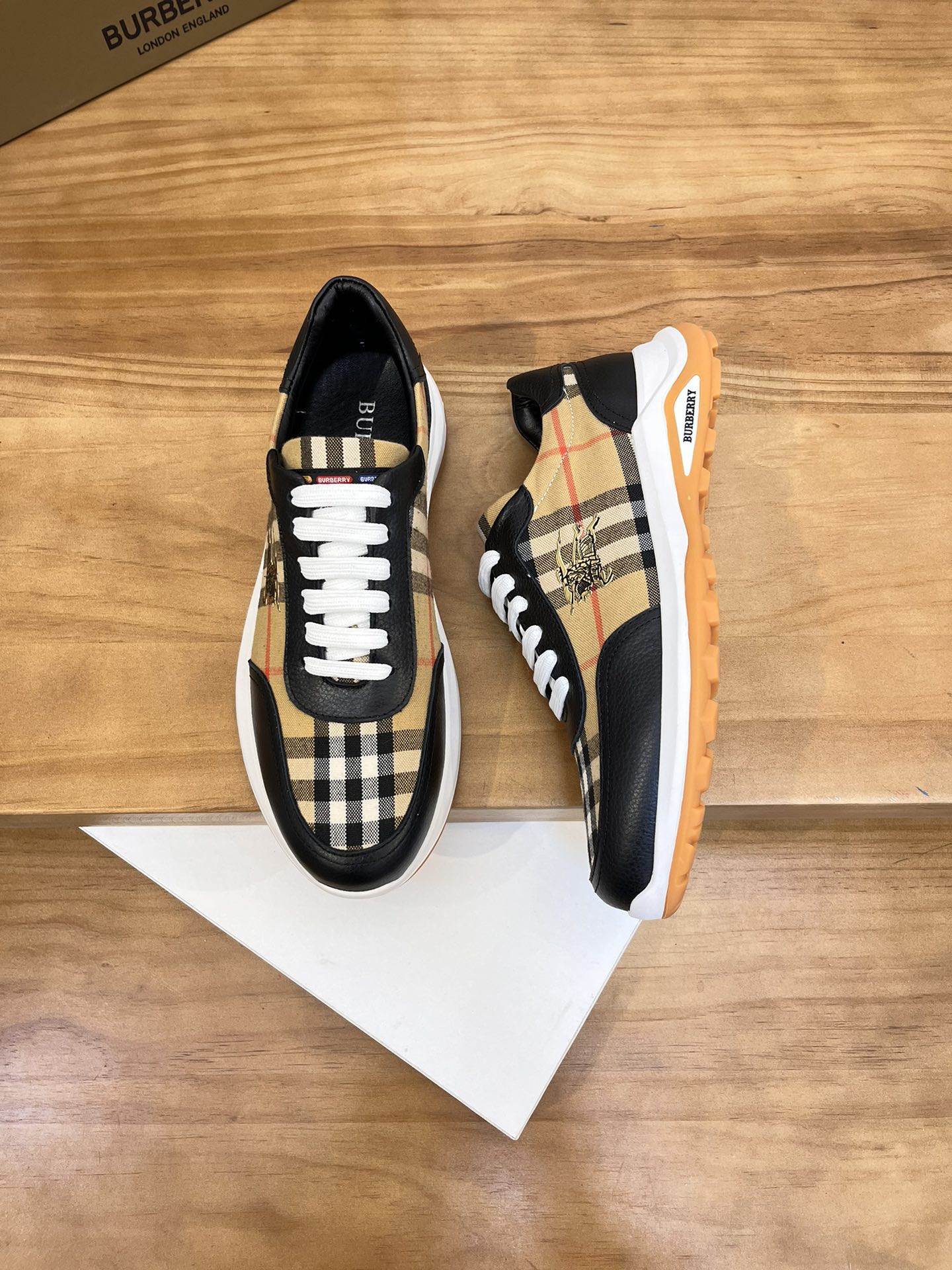 Precio de venta: P190 Marca del producto: Burberr* "Burberry*" lowtop loafersTalla: 38-44 (se puede 