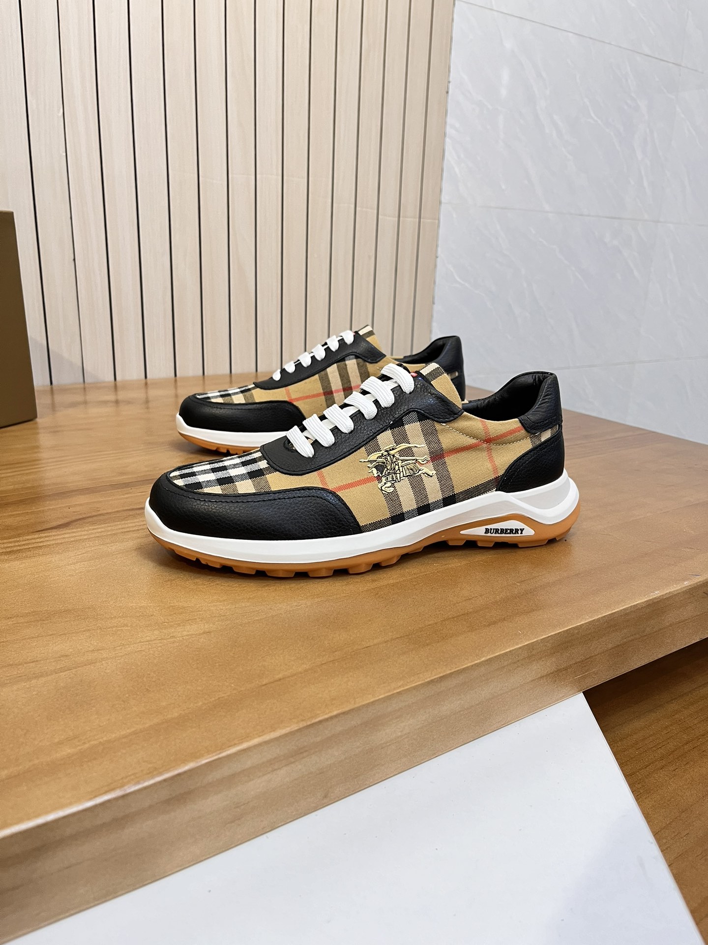 Precio de venta: P190 Marca del producto: Burberr* 