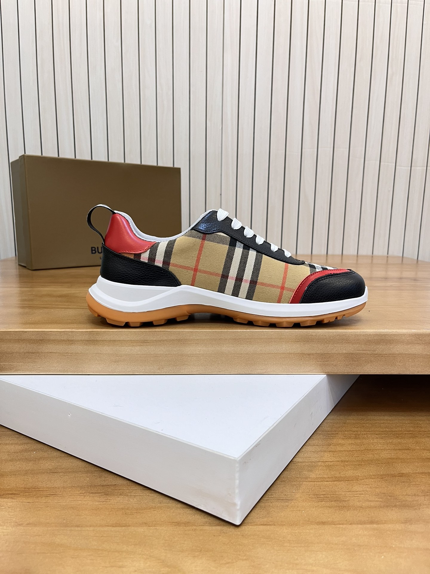 Precio de venta: P190 Marca del producto: Burberr* "Burberry*" lowtop loafersTalla: 38-44 (se puede 