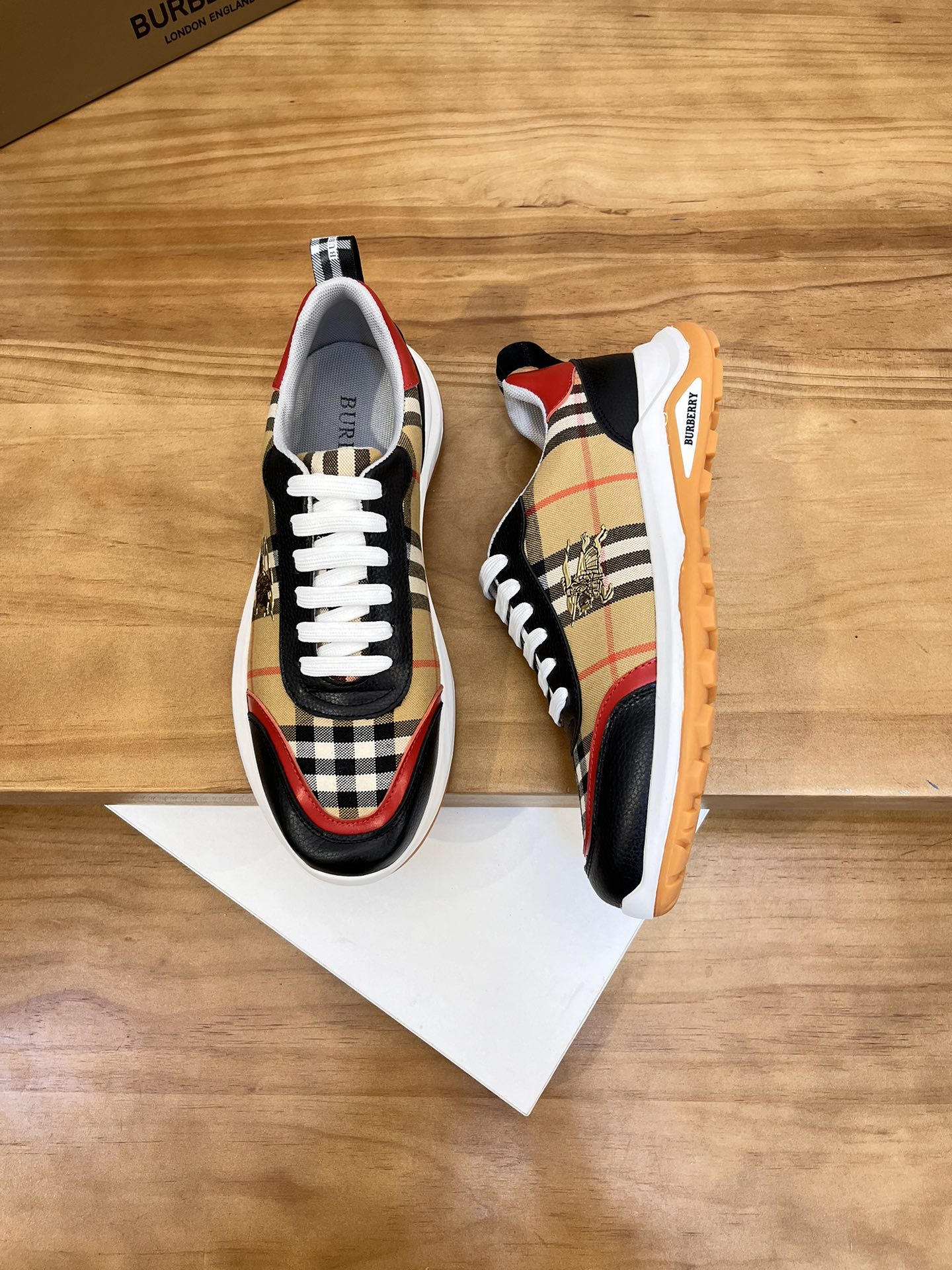 Precio de venta: P190 Marca del producto: Burberr* "Burberry*" lowtop loafersTalla: 38-44 (se puede 